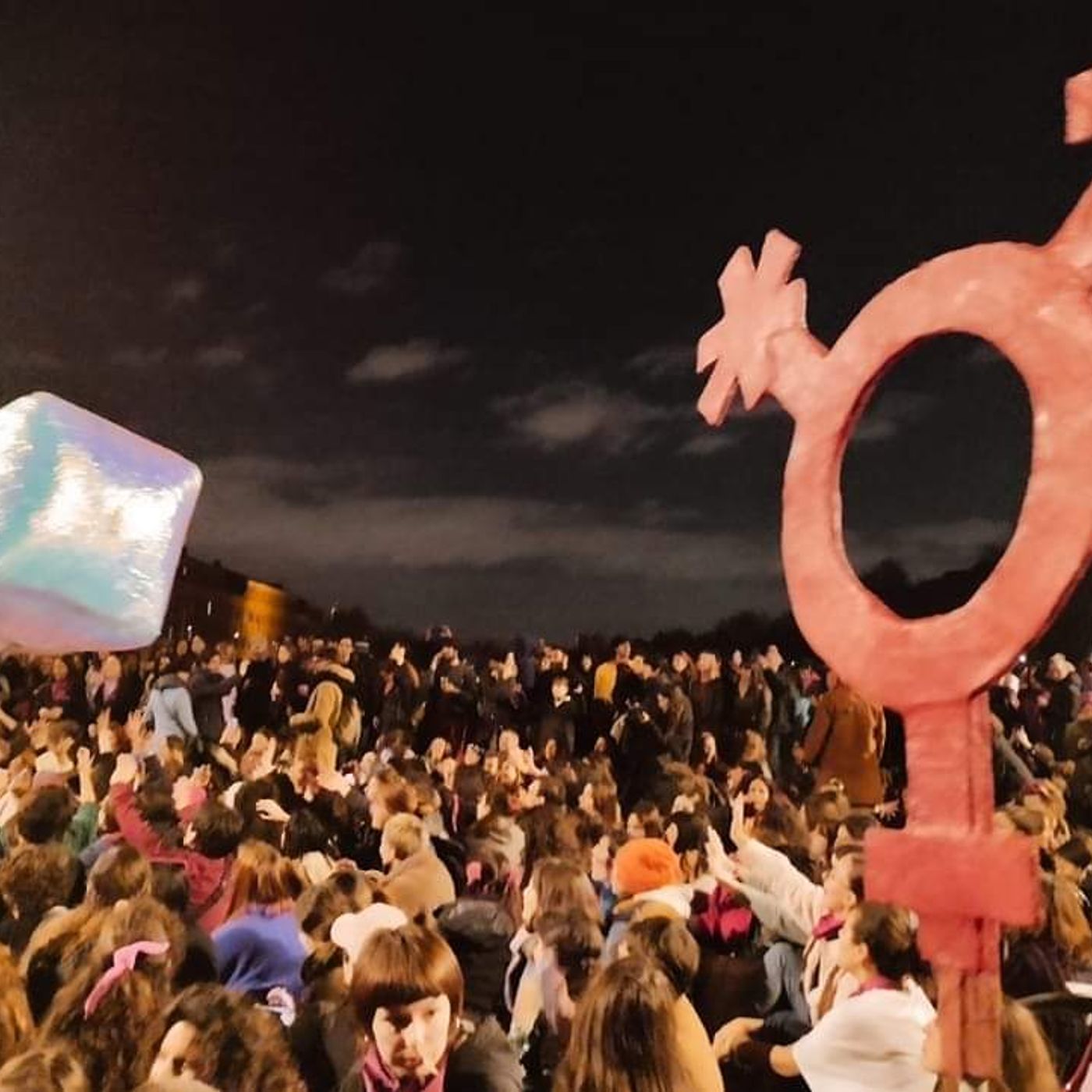 #410 Allarme stupri a Roma, verso la marea transfemminista, bus turistici, case popolari e altre storie di Roma episode artwork