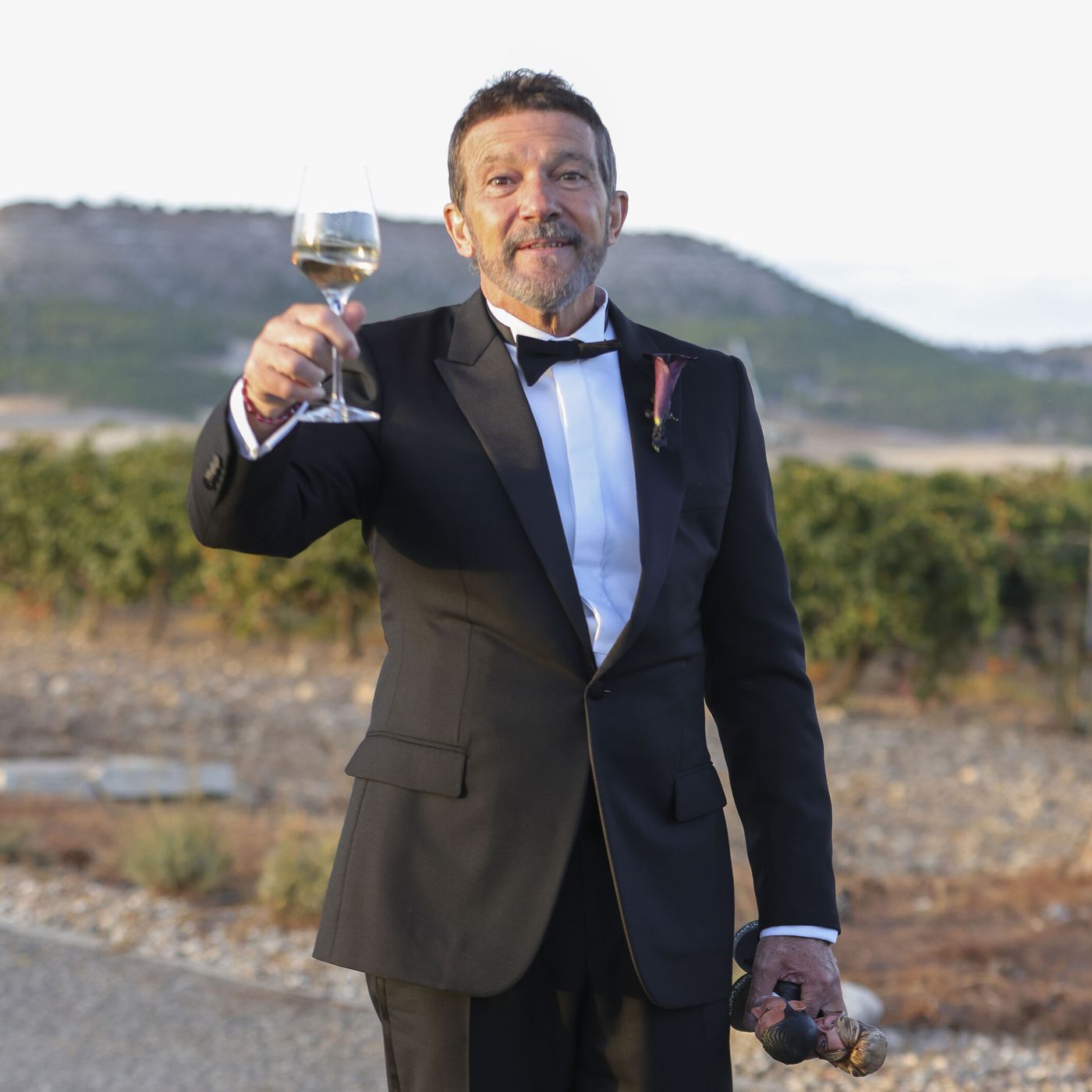 Crónica Rosa: La boda gótica de la hija de Antonio Banderas eclipsa a Isabel Preysler en su gran semana.