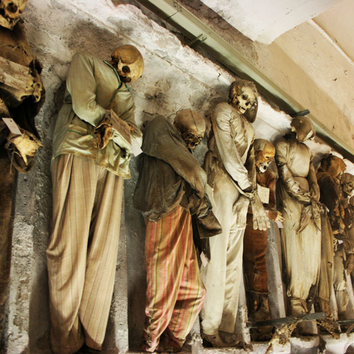 Sotto Palermo, dove i morti indossano ancora i loro abiti migliori episode artwork