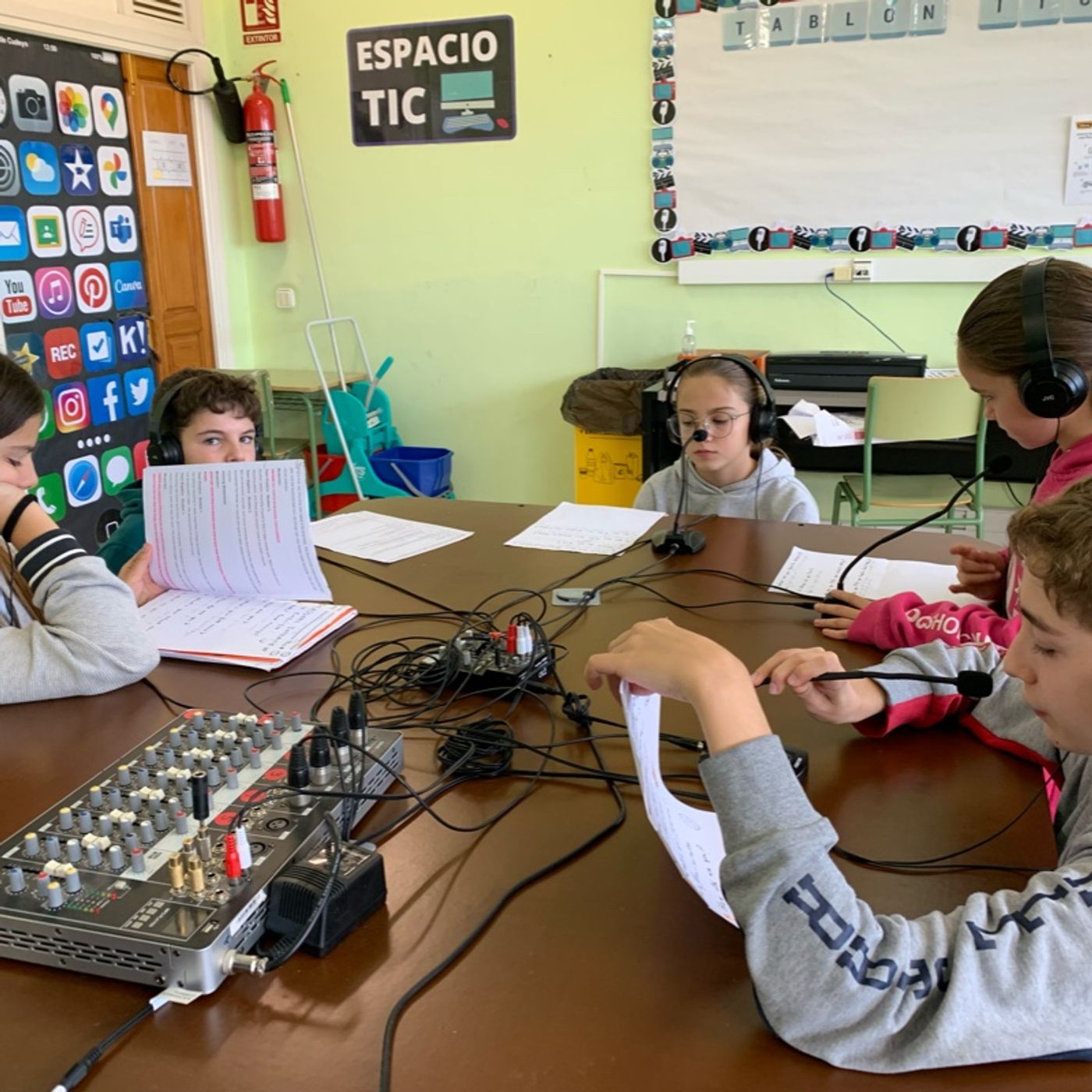 6A Nacho - Jana, Bruno D, Irene, Clara and Jaime A describing themselves thumbnail