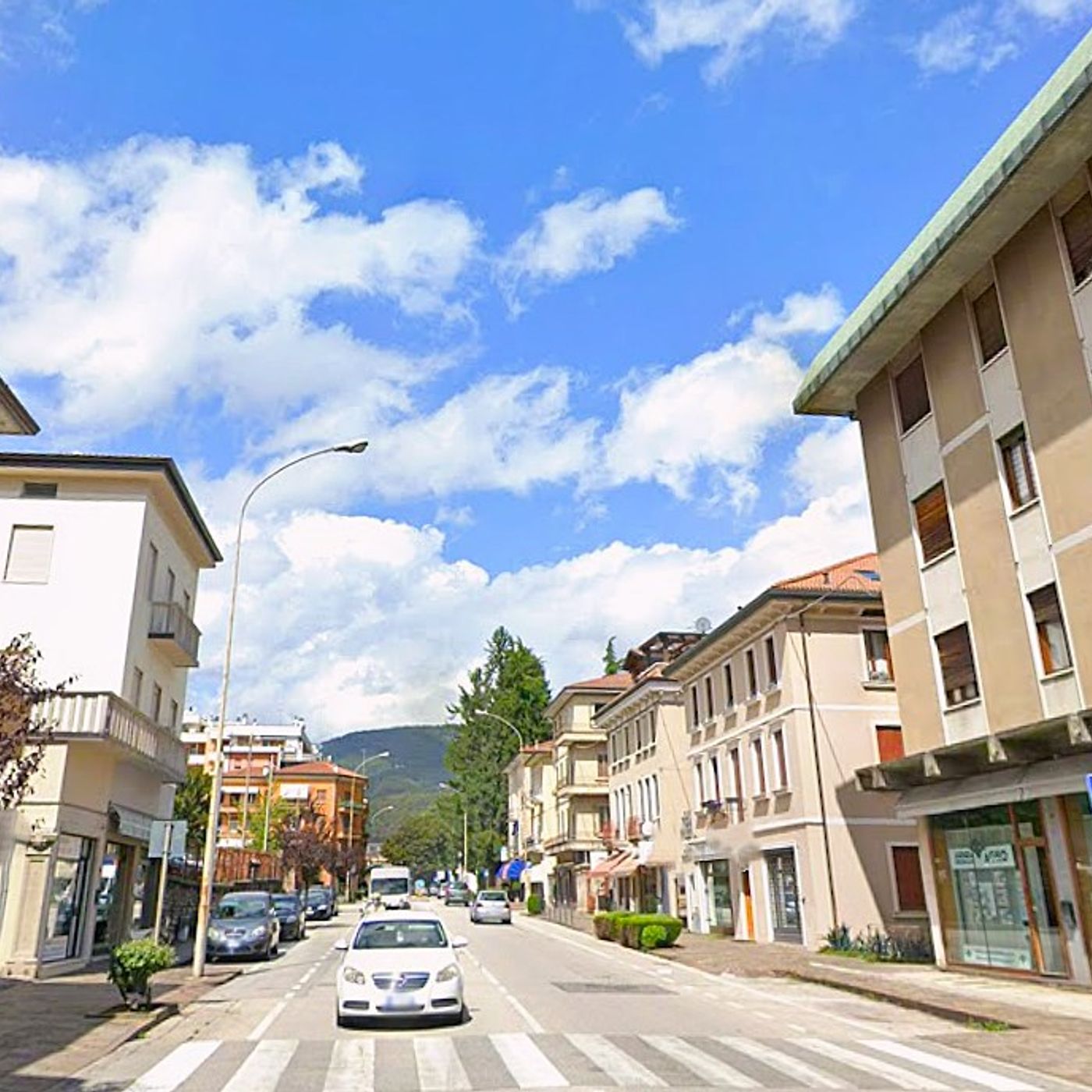 Travolte sulle strisce pedonali, gravissima una 42enne. Ferite più lievi per la madre episode artwork