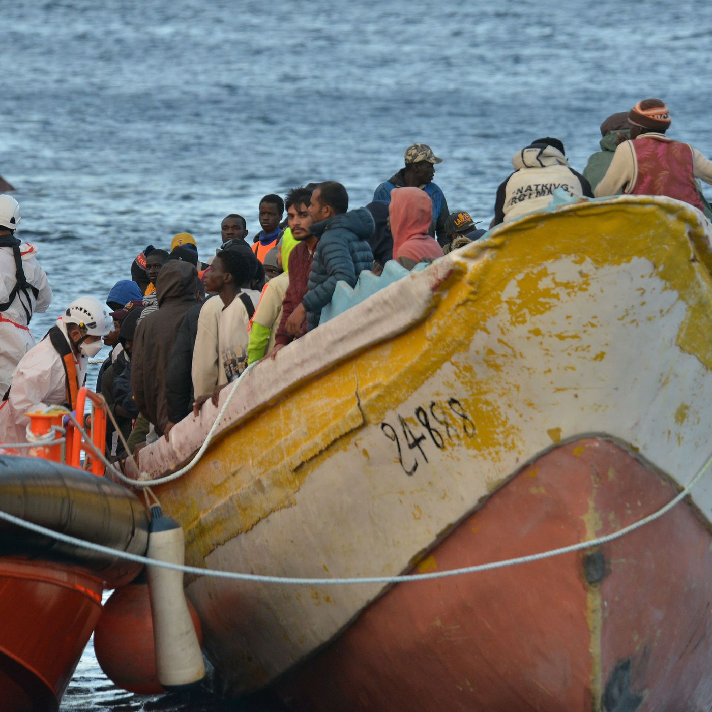 Las Noticias de La Mañana: El Gobierno planea regularizar a un millón de inmigrantes ilegales