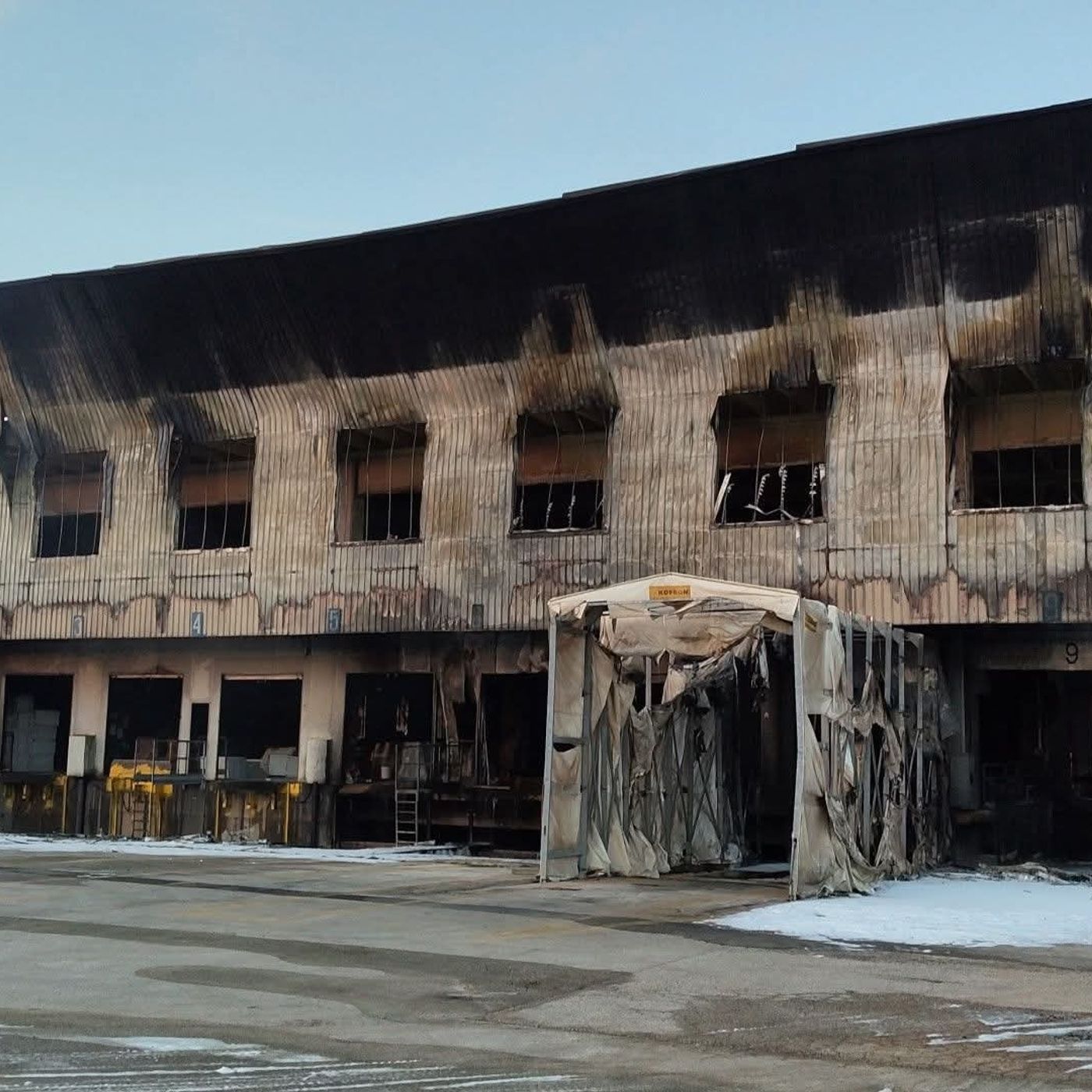 Domato l’incendio alla Deroma. L’alta pressione ha favorito la dispersione dei fumi