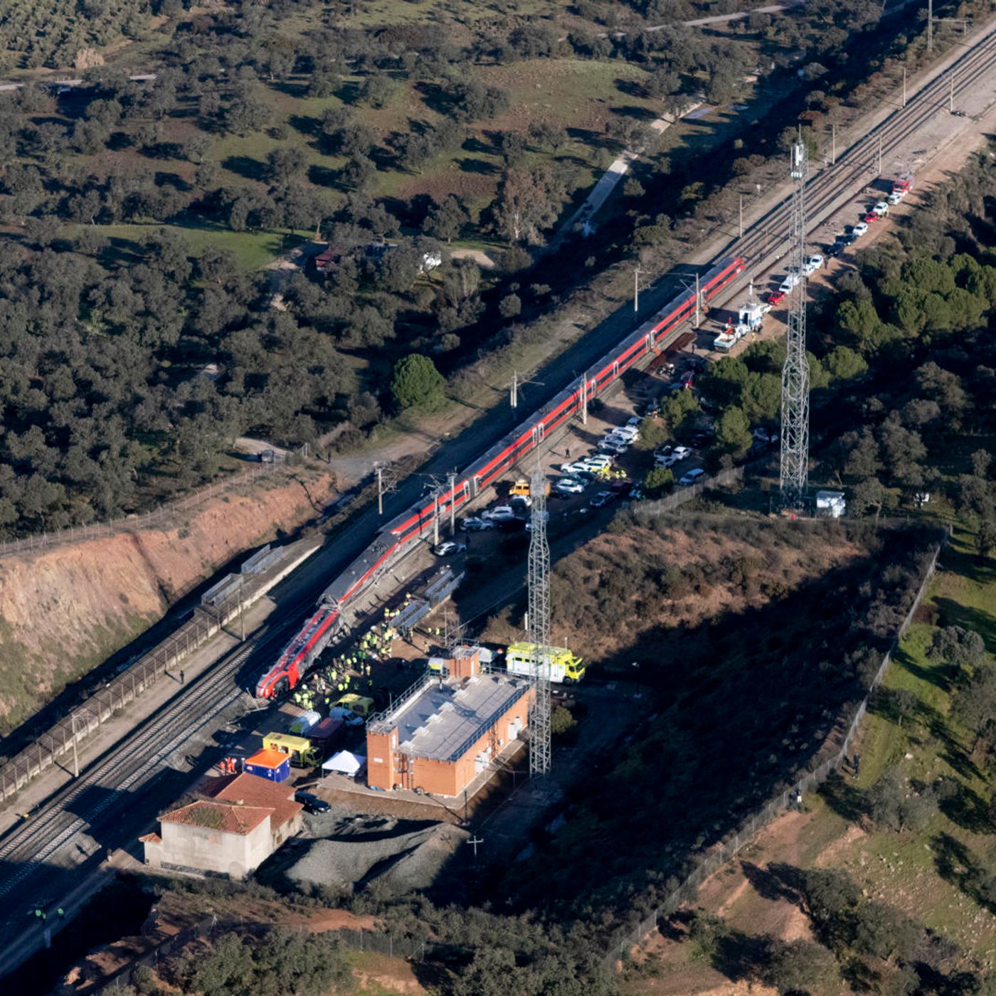 El editorial de Carlos Cuesta: La negligencia del Gobierno en Adamuz paso a paso