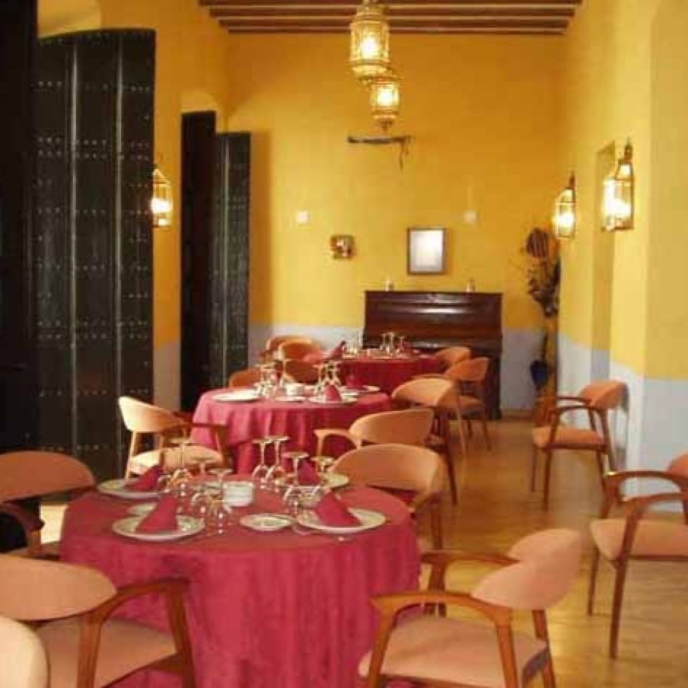 Voces del Misterio ENCUENTROS: El restaurante encantado: el caso real que aterrorizó a sus trabajadores — Voces del Misterio cover
