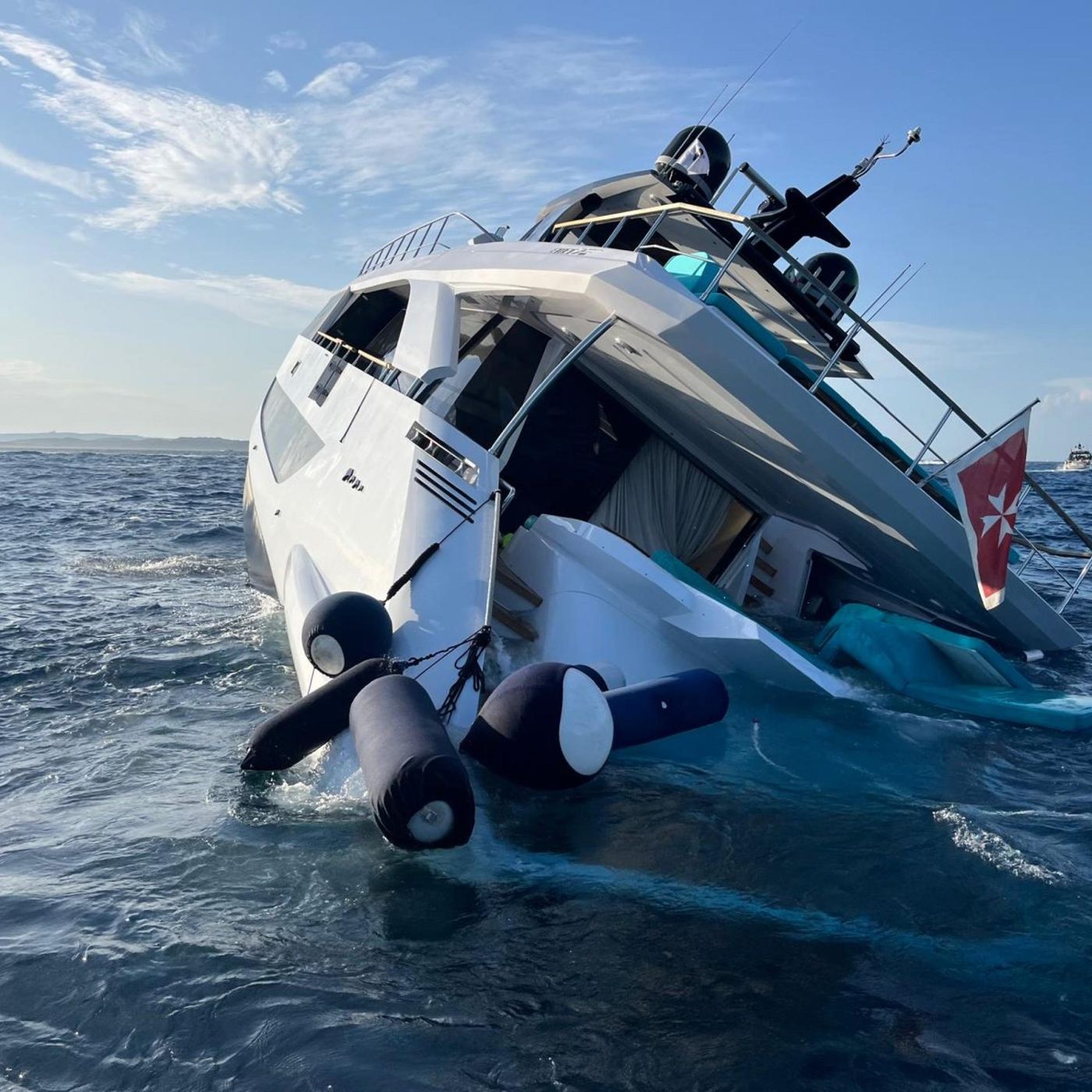 Yacht a picco in Costa Smeralda: l’armatore è l’imprenditore vicentino Antonio Bettanin episode artwork