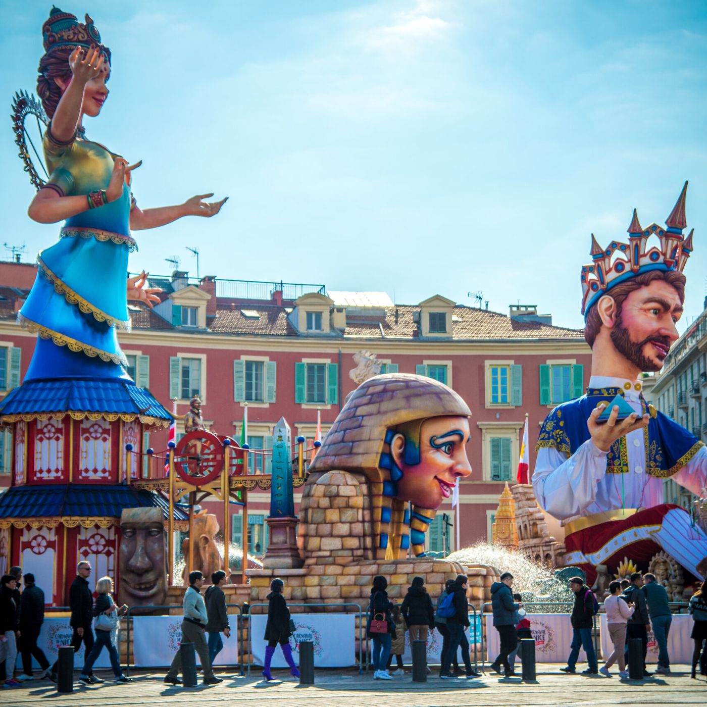 Carnevale di Nizza 2026: “Le roi est mort, vive la reine” – Un omaggio potente al ruolo della donna nella società