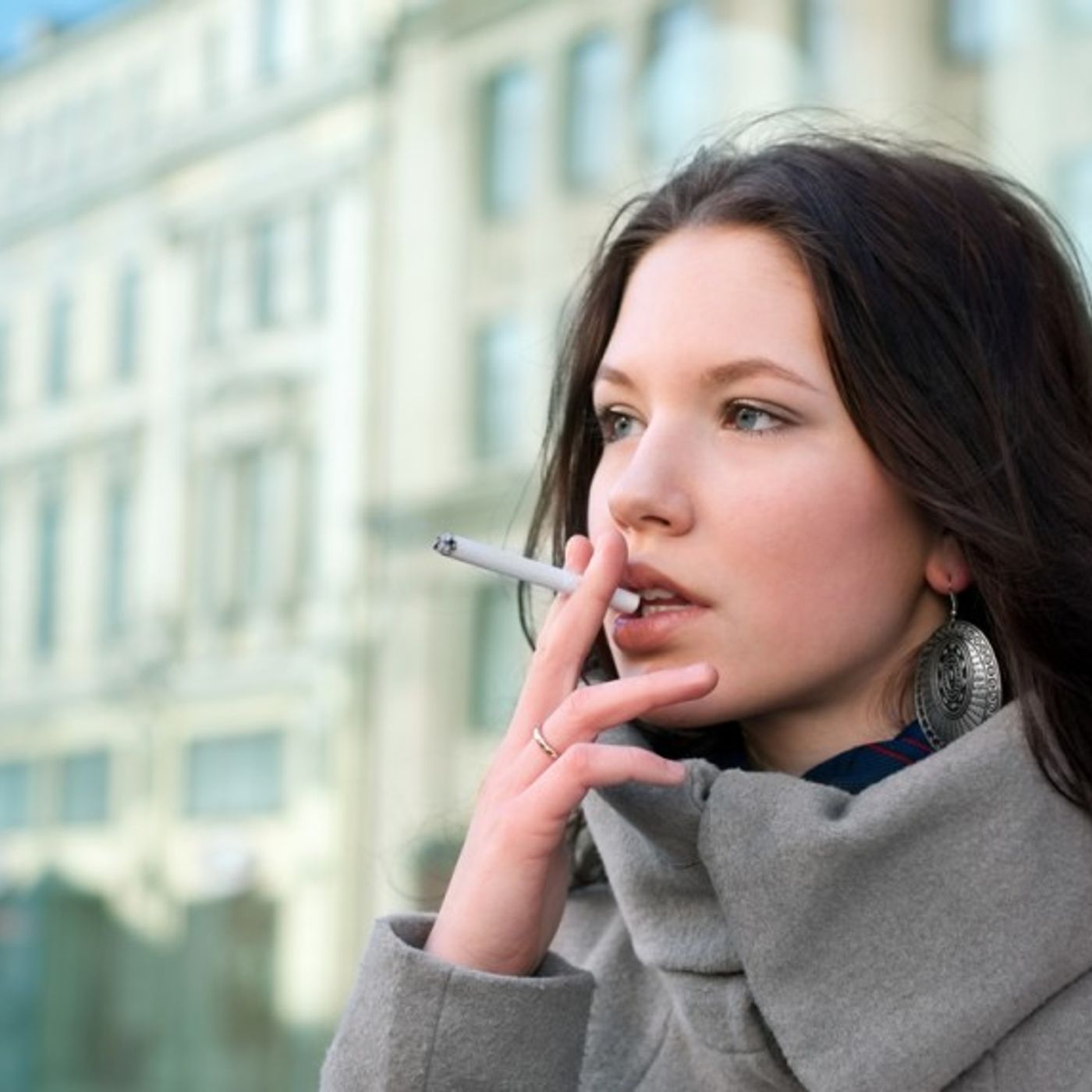 Курю вновь. Алиса Каштанова smoking. Курящая девушка. Девушка с сигаретой. Девушка курит на улице.