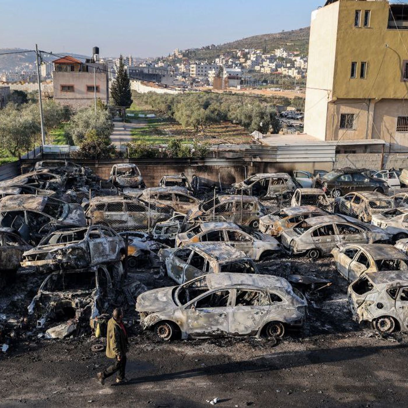 Nablus, la rappresaglia dei coloni: case e auto bruciate, un palestinese ucciso episode artwork