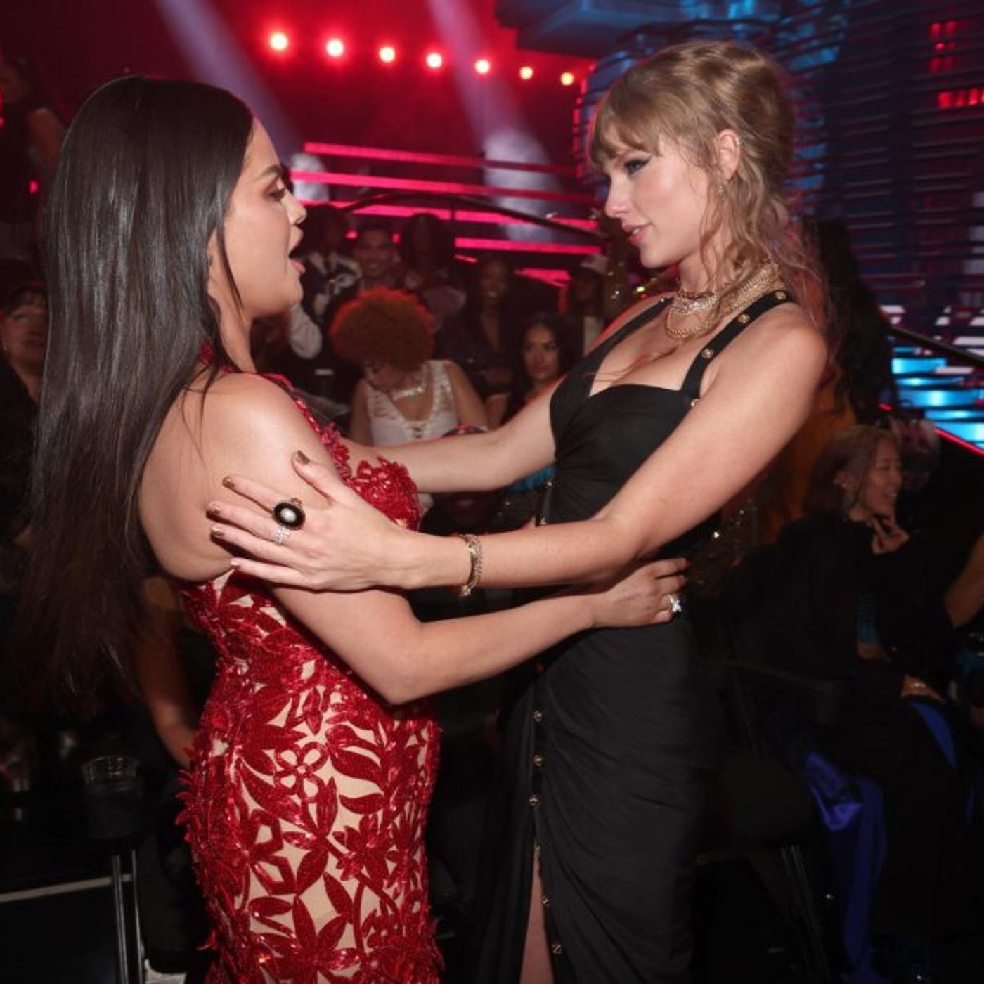 Selena Gomez Clarifies She’d ‘Never Insult’ Taylor Swift After Knicks Game Comment Sparks Speculation episode artwork