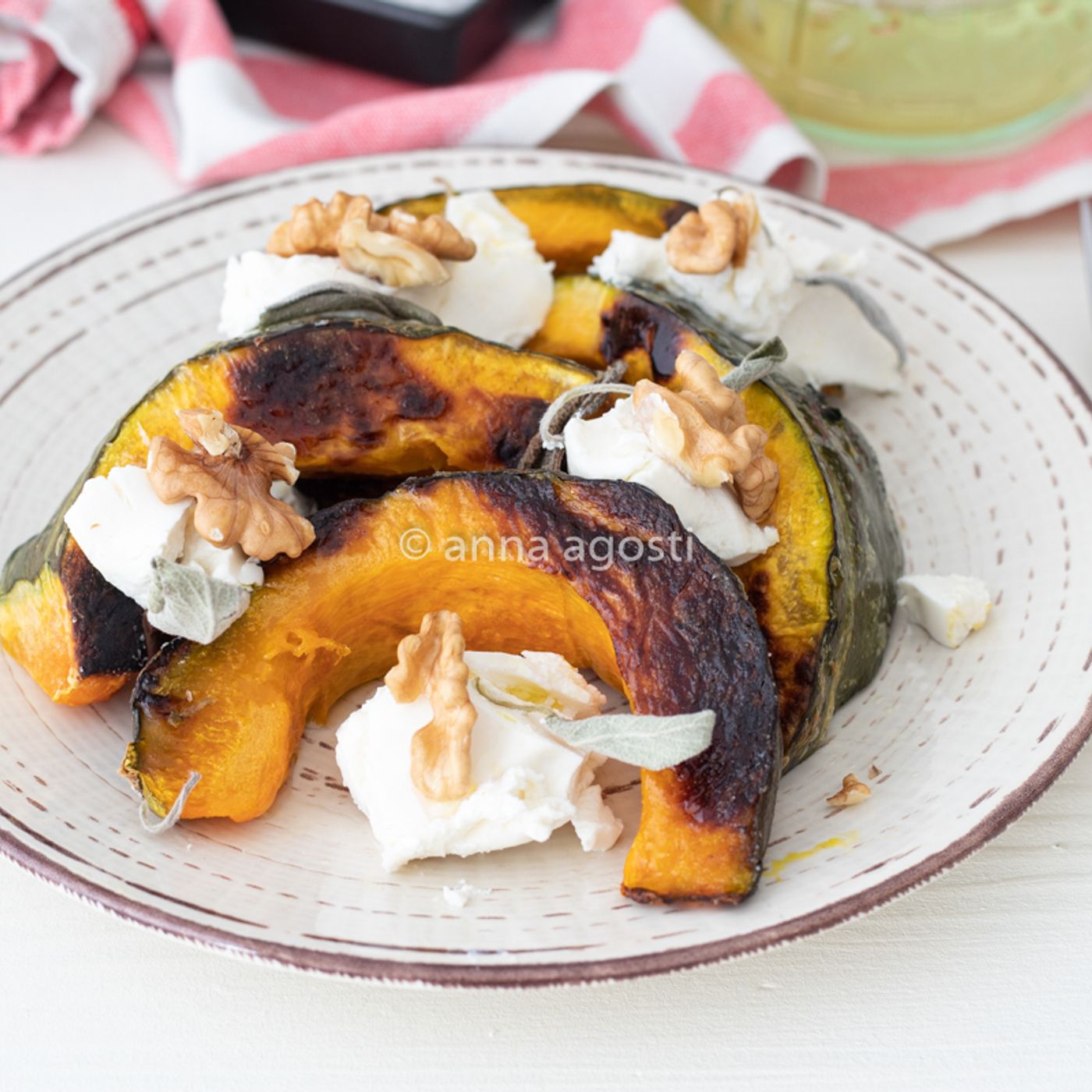 Zucca arrosto con ricotta e salvia: il contorno veloce con noci croccanti