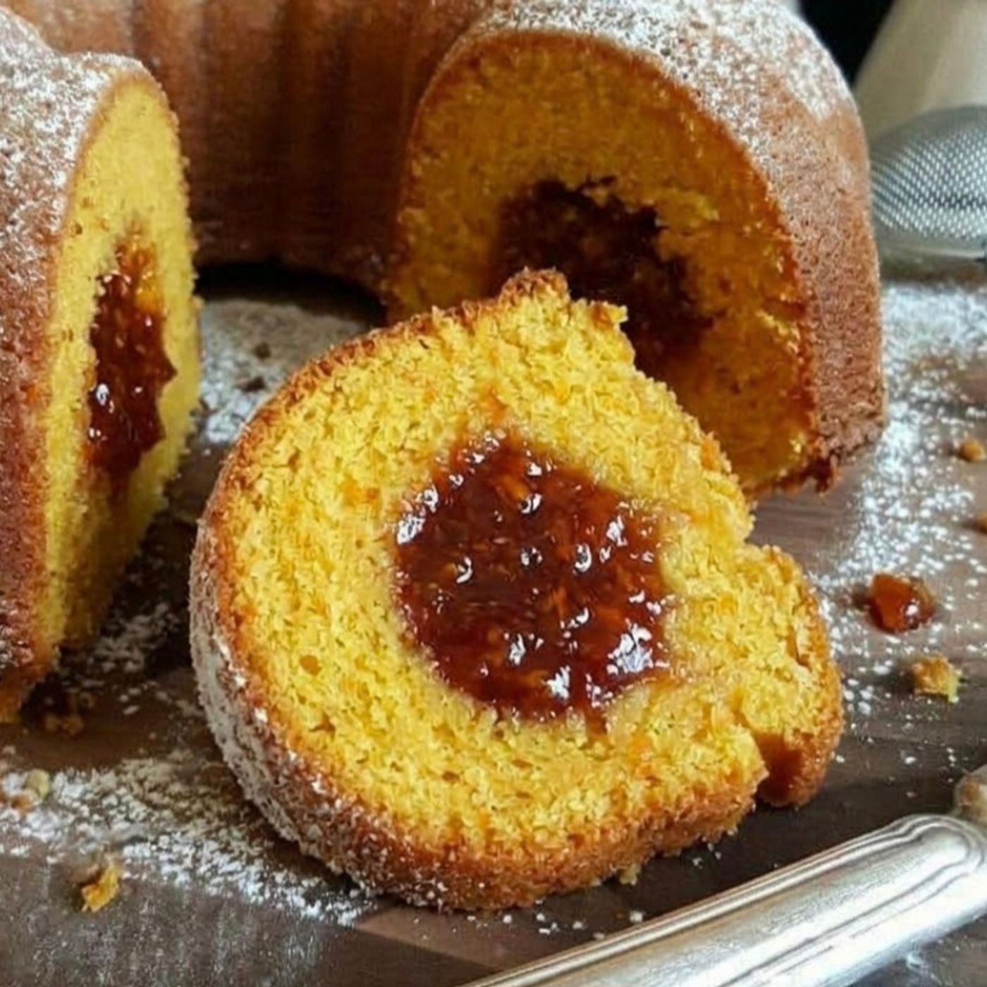 Ciambella soffice all’arancia cuore di marmellata: dolce ricetta facile senza burro