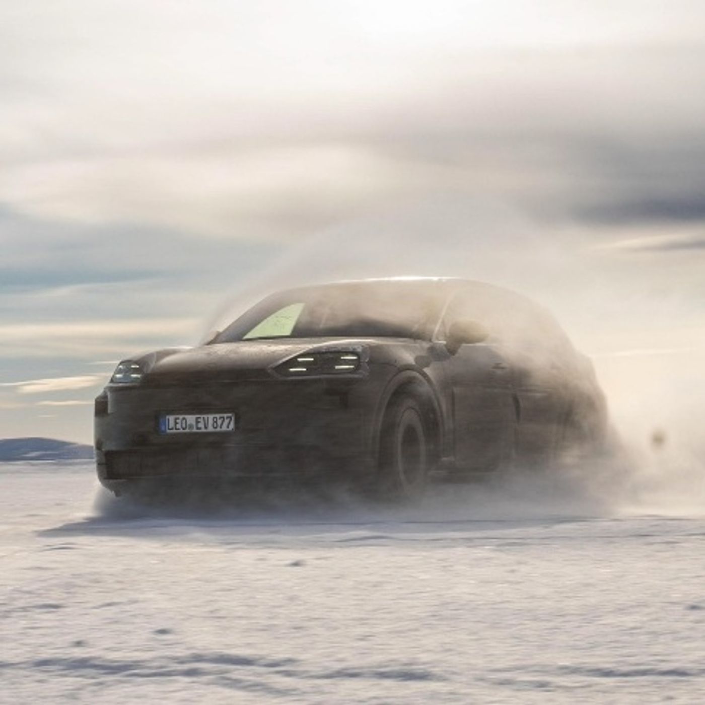Porsche Cayenne Electric - Potenza elettrica testata al limite tra ghiaccio e deserto