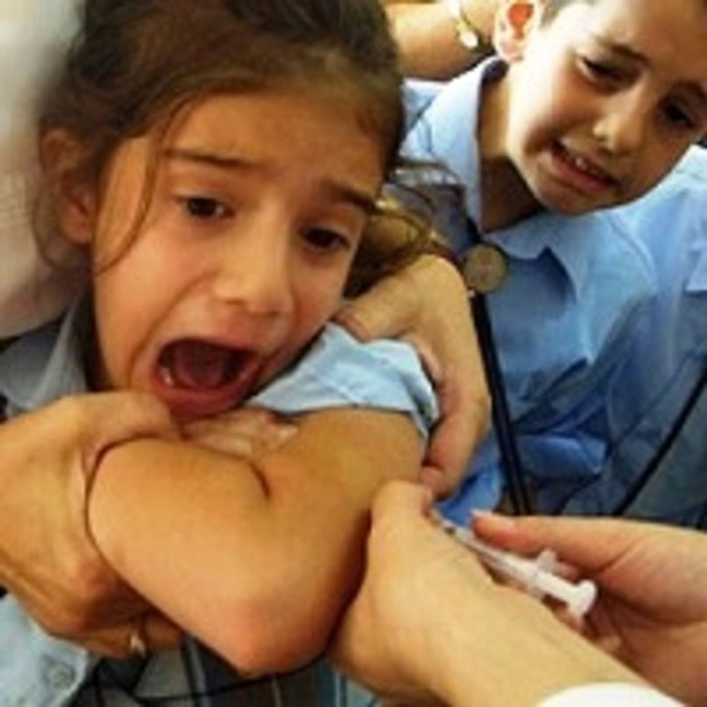Genitori martellati dalla propaganda per vaccinare i figli