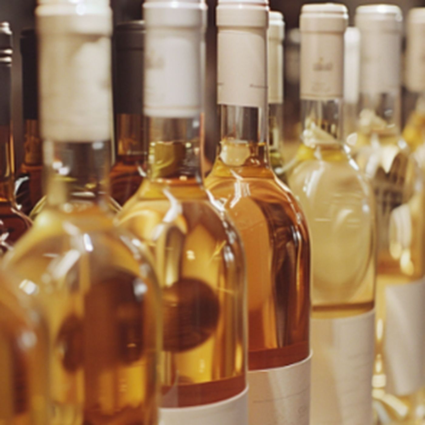 Examining the Complex Flavor Profiles of Dry and Sweet White Wine Varieties for Enthusiasts of All Expertise Levels episode artwork