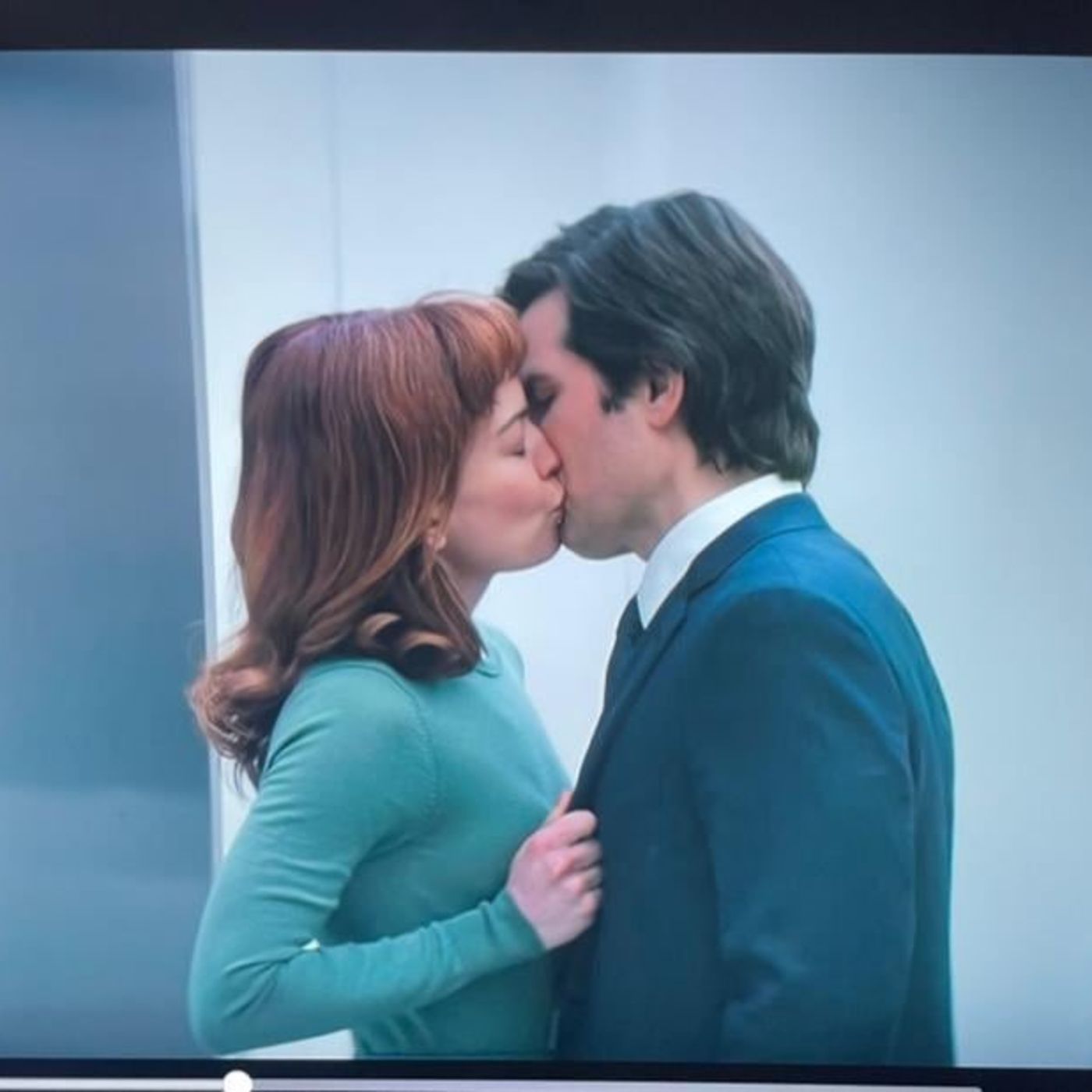 Vamos nos divertir: PEDI PARA O DEEPSEEK CRIAR UMA HISTÓRIA DE AMOR ENTRE HELENA EAGAN E MARK S #Severance episode artwork