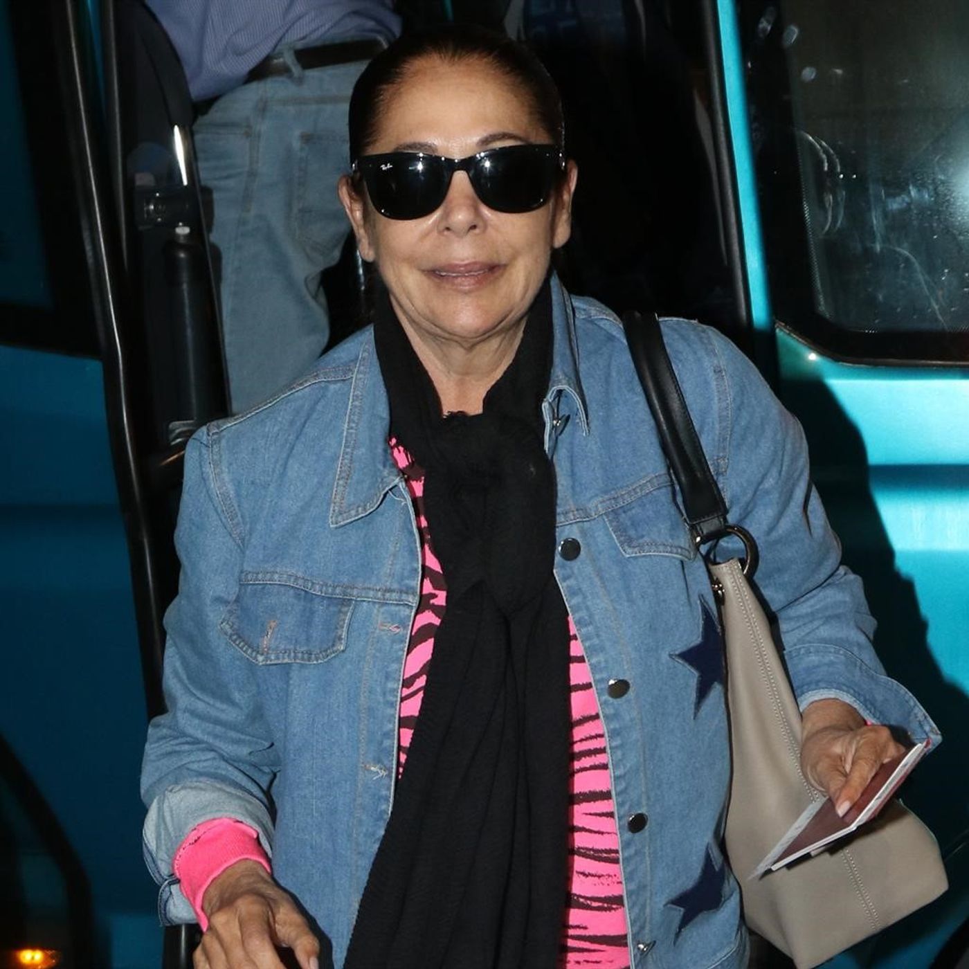 Crónica Rosa: Isabel Pantoja hace cola para obtener el visado que la dejará actuar en Estados Unidos