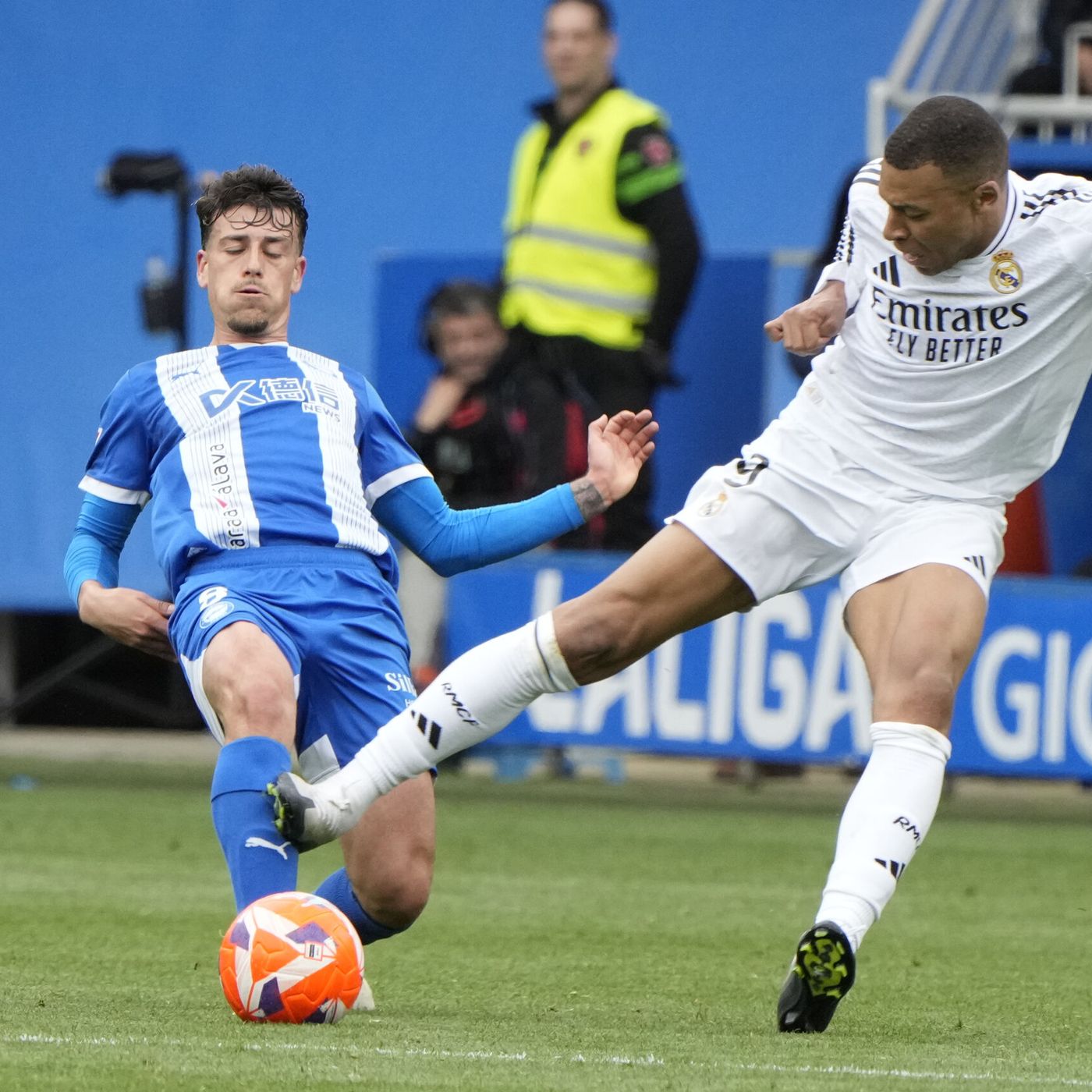 Fútbol es Radio: El Real Madrid gana al Alavés y mira ya al Arsenal episode artwork