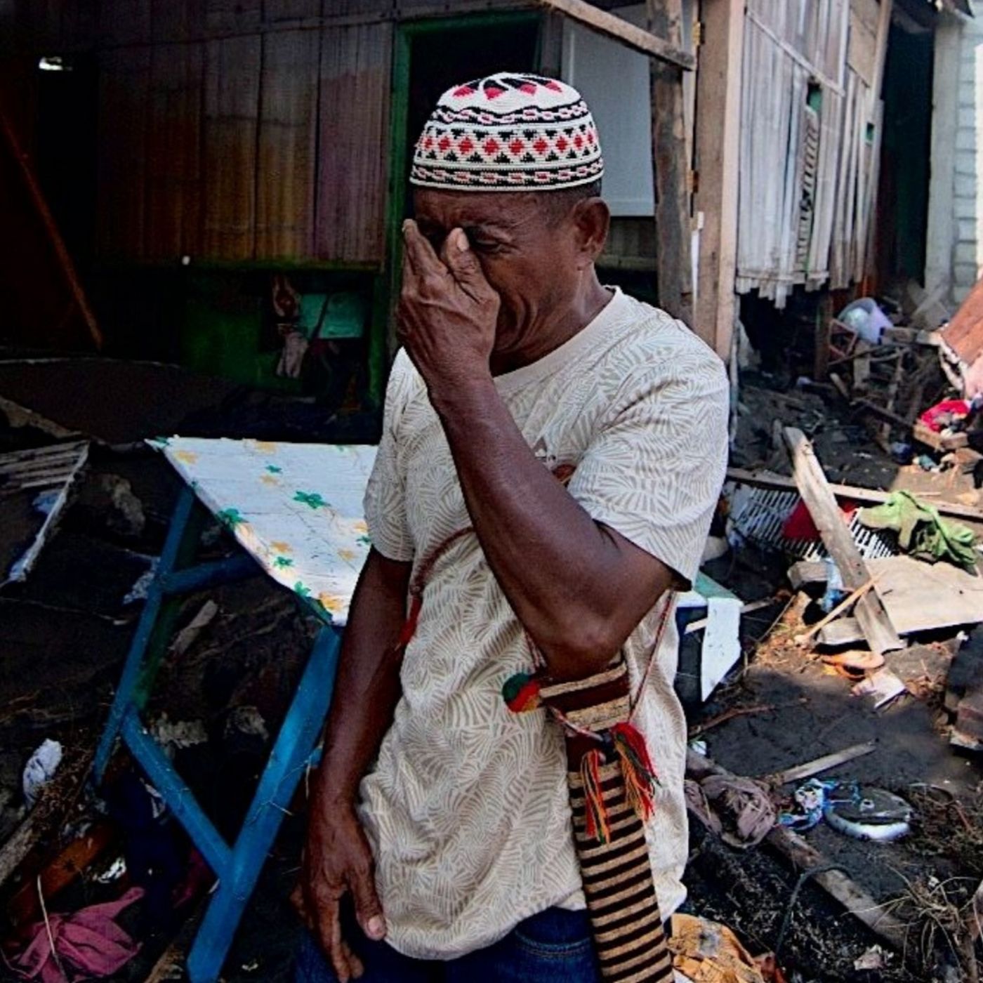 Indonesia earthquake: rescuers search for survivors episode artwork