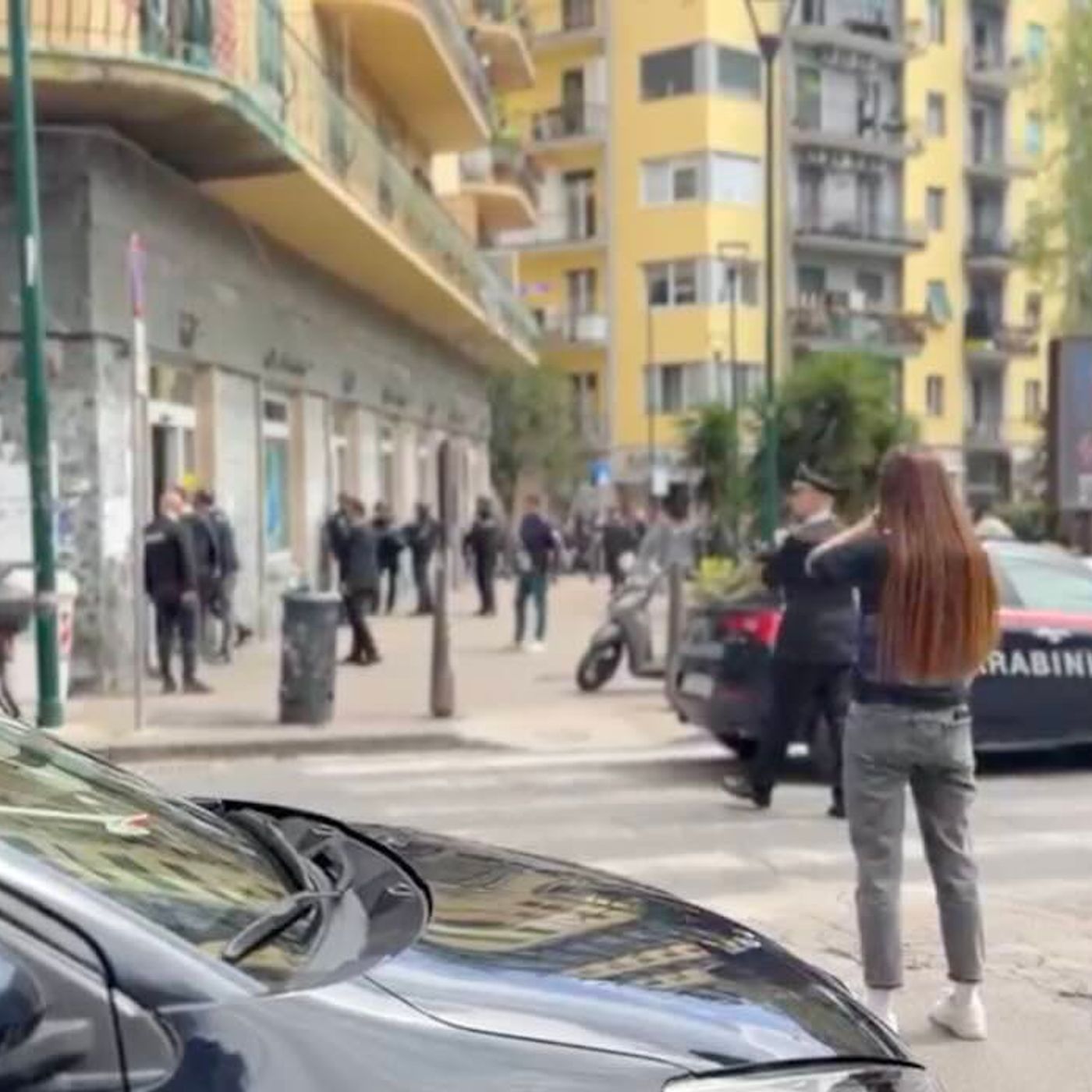 Napoli, banditi e clienti asserragliati in banca al Vomero: malore tra gli ostaggi episode artwork