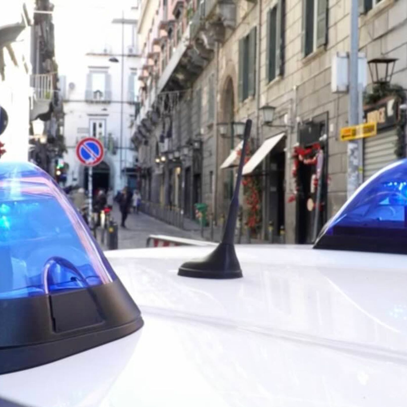 Vomero, baby ladri in azione: in due hanno solo 27 anni, tentano il furto e aggrediscono i carabinieri episode artwork
