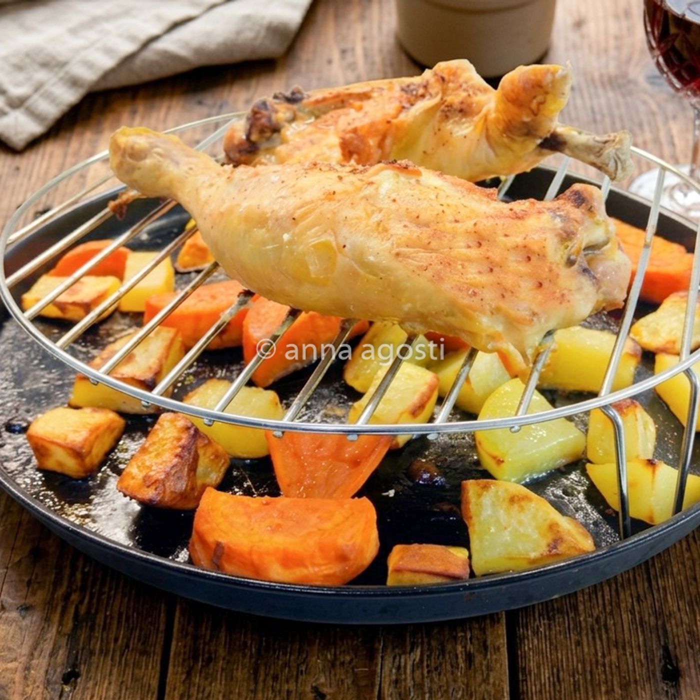 I fusi di pollo arrosto che rendono le patate sotto ancora più buone della carne
