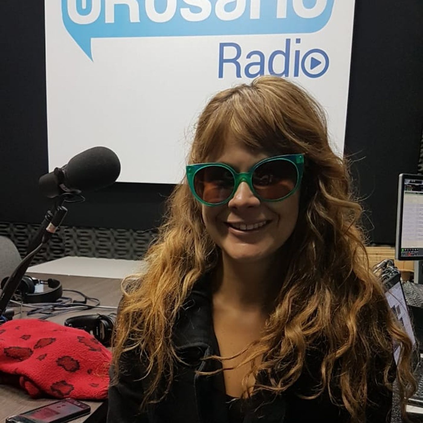 La cantautora Jimena Ángel regresa con 'Ciruela' episode artwork