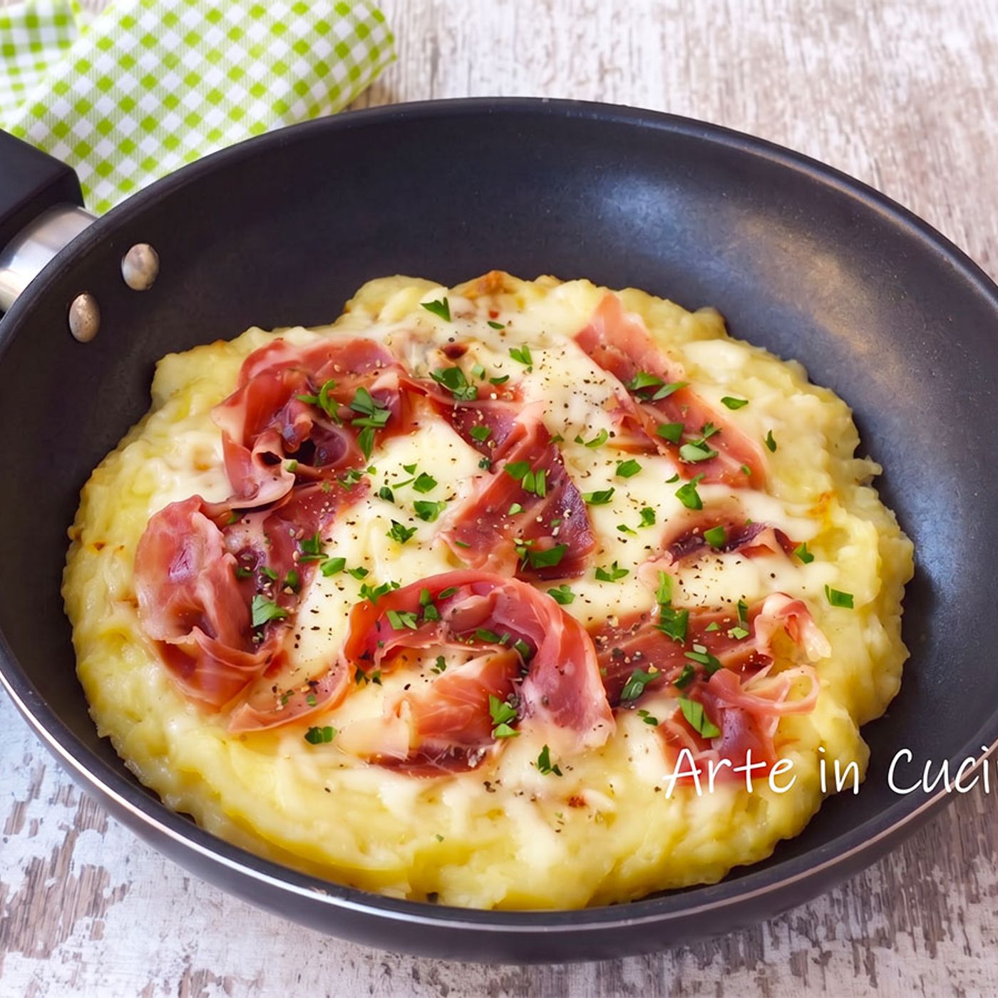 Pizza di patate prosciutto e provola semplicissima in padella