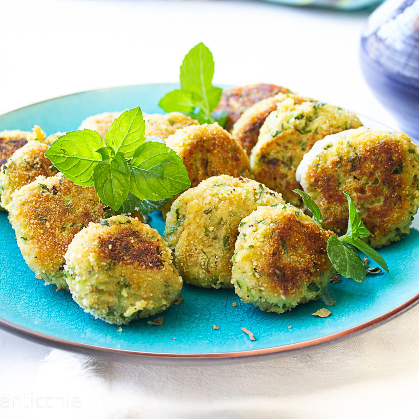 Polpette di zucchine alla greca: la ricetta leggera e profumata episode artwork