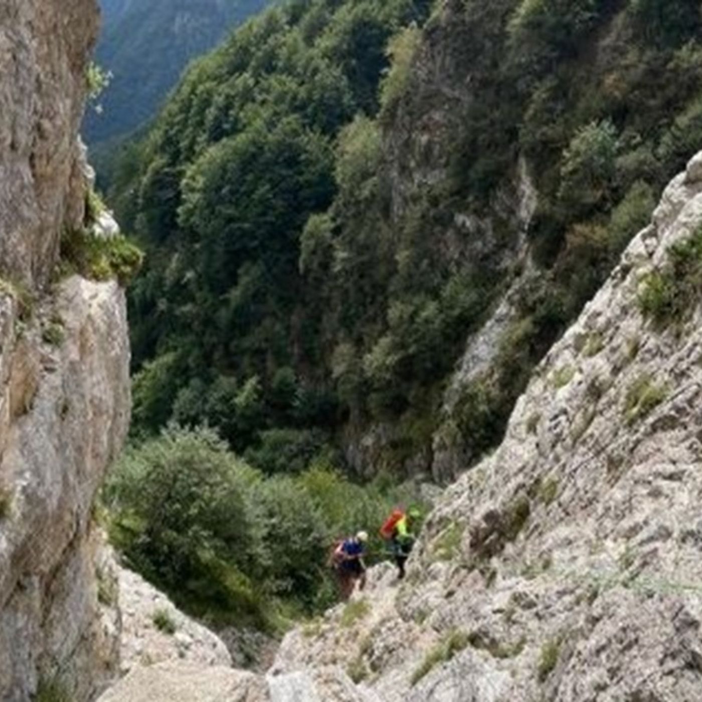 Infortunio sulla ferrata, due giovani calati con la corda per 120 metri episode artwork