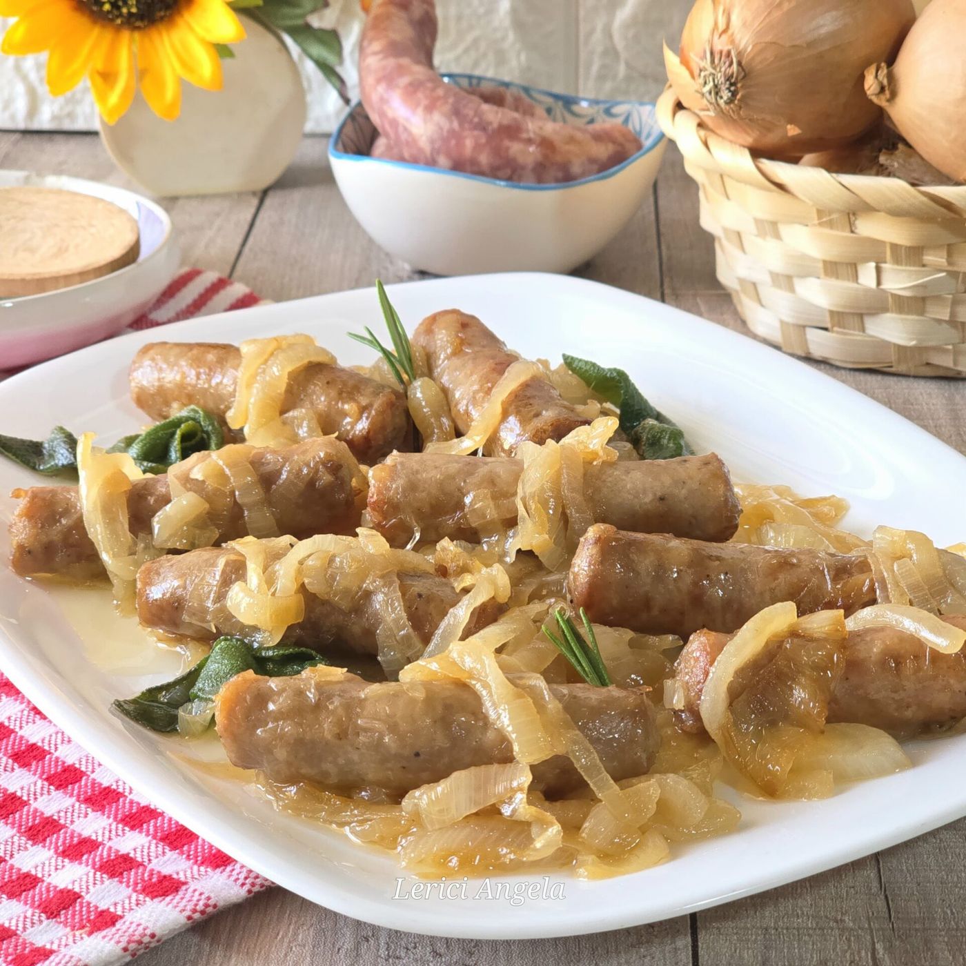 Salsiccia con cipolle con aromi in padella episode artwork