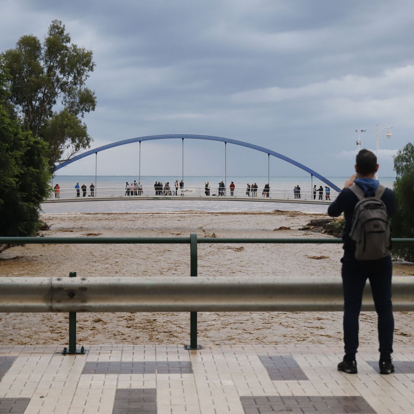 Las Noticias de La Mañana: La AEMET mantiene la alerta roja en Valencia y rebaja a naranja en Málaga
