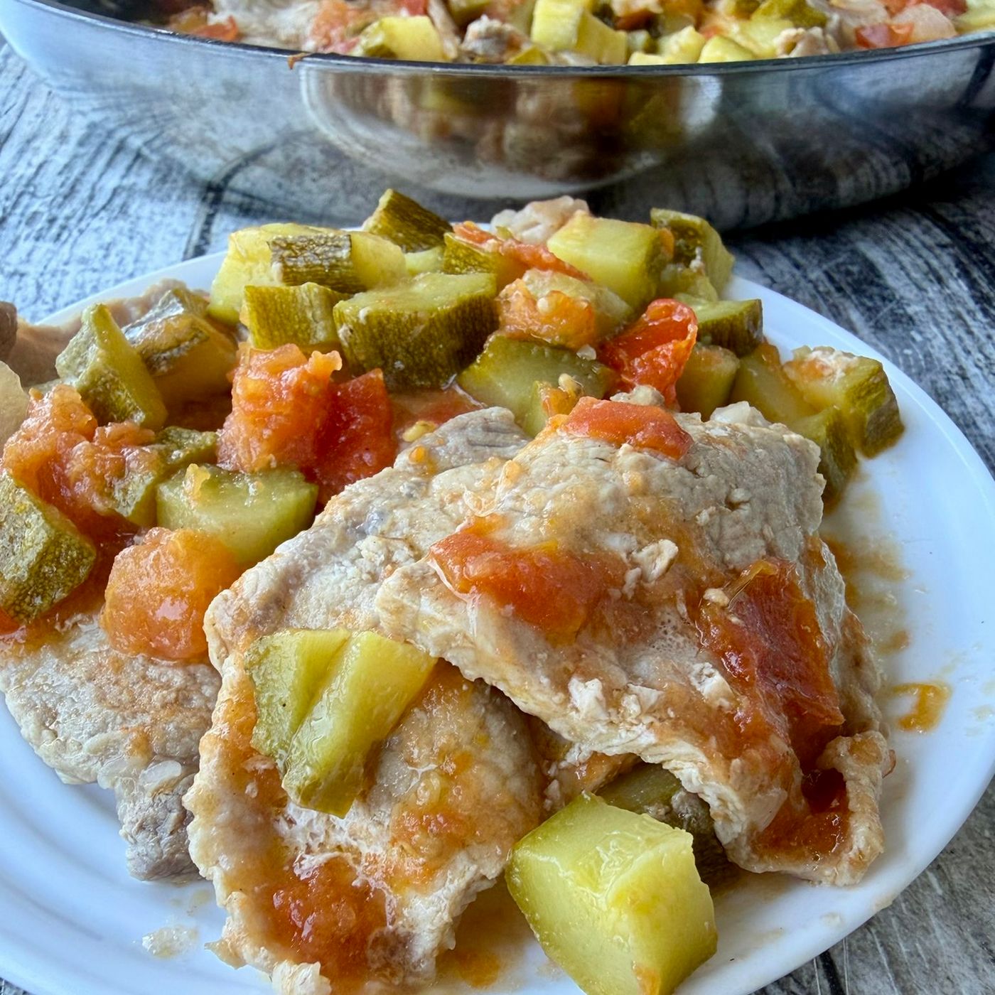 Fettine di arista in padella con zucchine e pomodori episode artwork