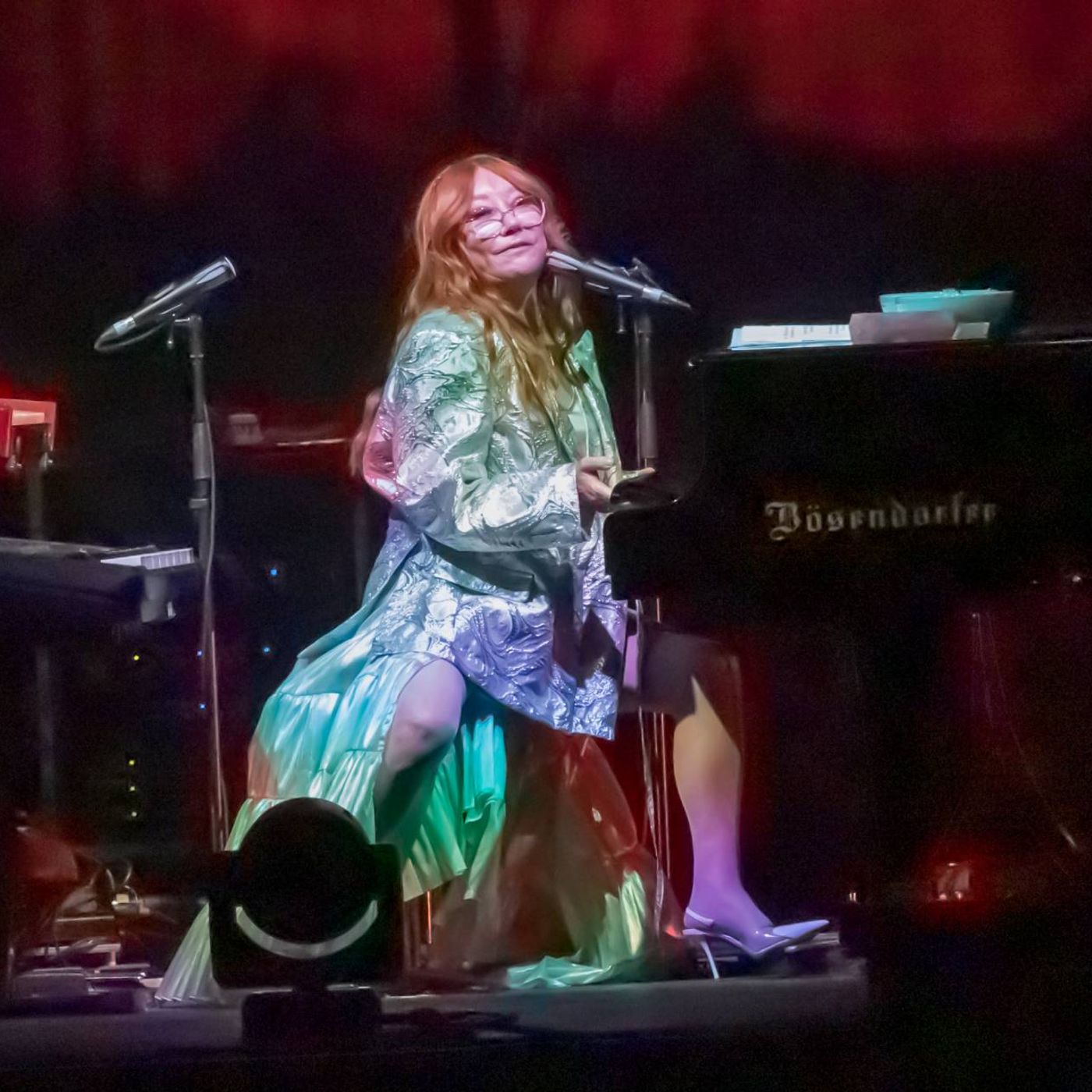 Watch Tori Amos cover ‘Falling Slowly’ in tribute to Glen Hansard