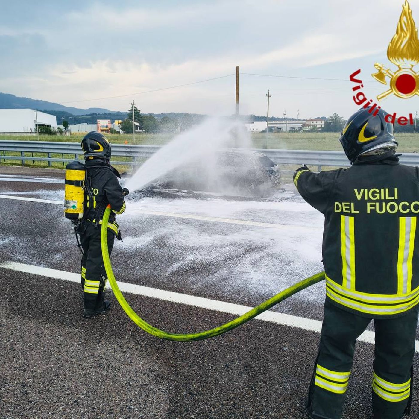 Auto a fuoco in A31: conducente si salva accostando in corsia d’emergenza episode artwork