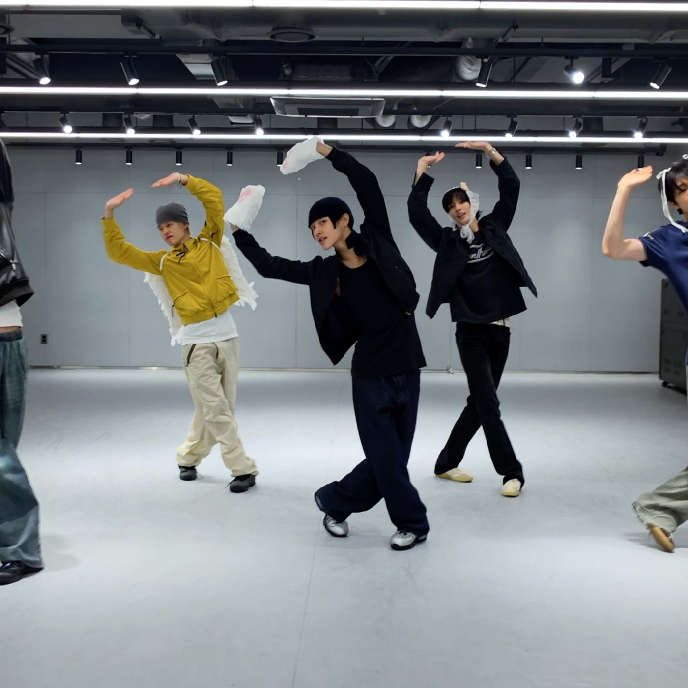 Watch: RIIZE Covers Apink And 2PM In Contrasting Dance Practice Videos | Soompi