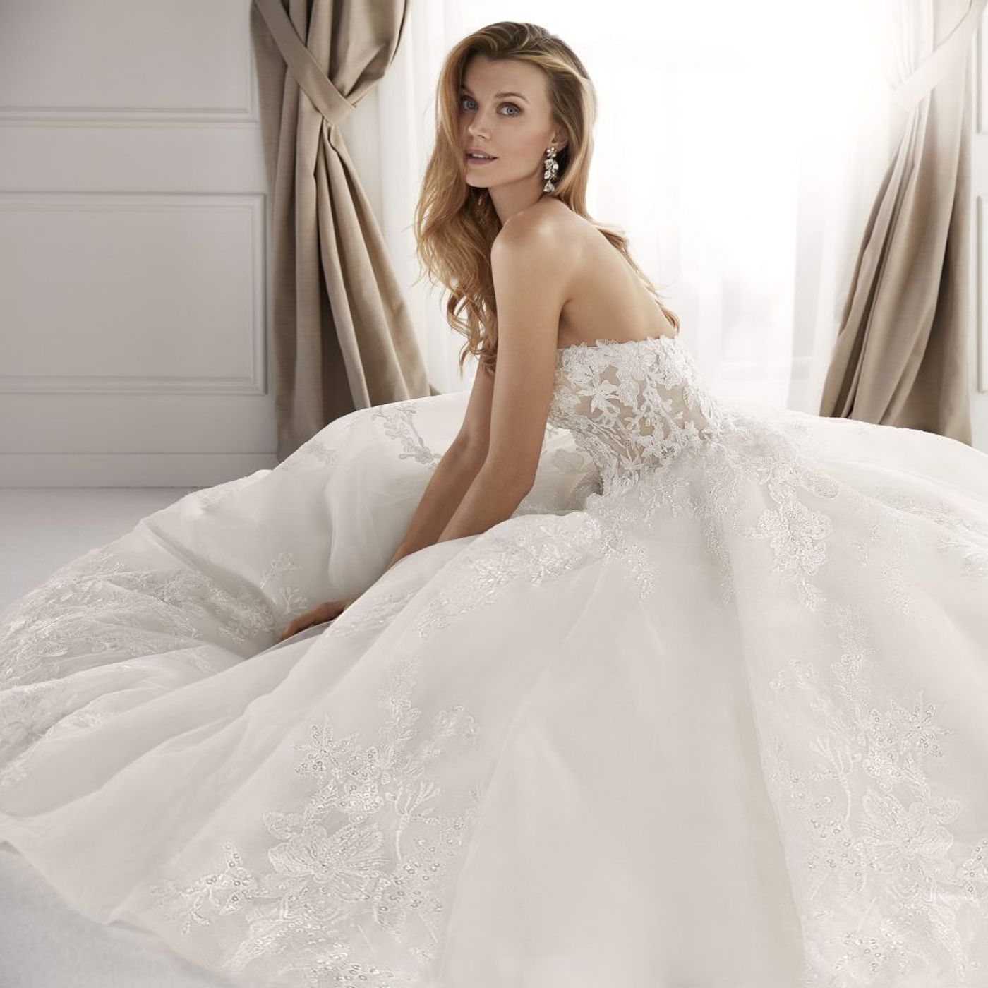 Wedding Dresses in Chicago episode artwork