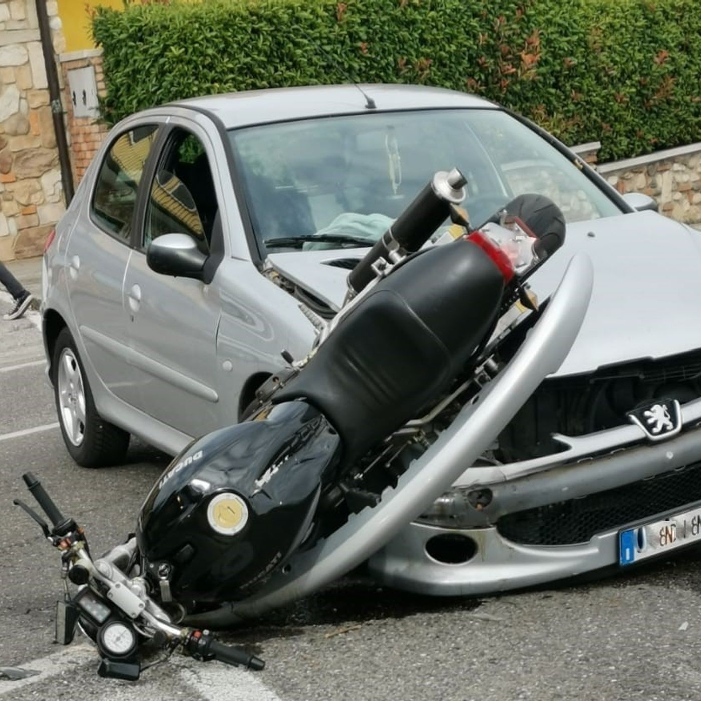 Scontro all’incrocio: grave motociclista sbalzato dalla sua Ducati