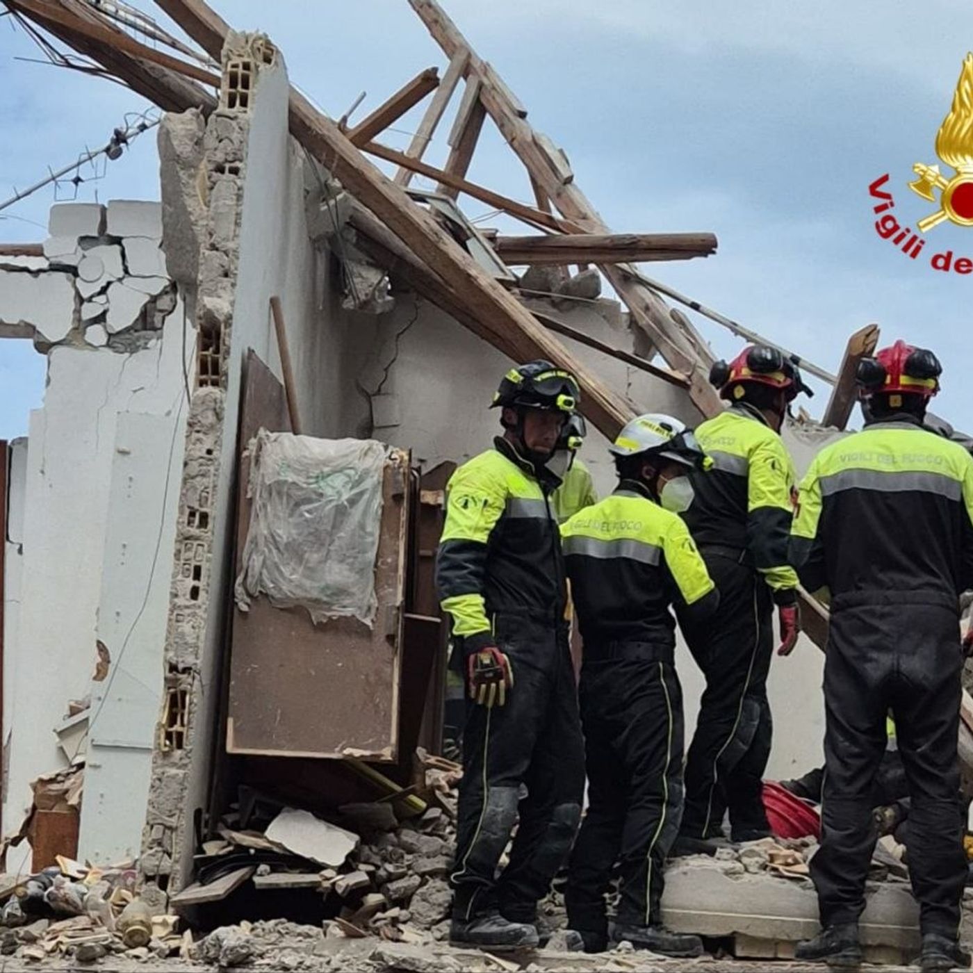 Porto Sant’Elpidio, esplosione in una palazzina: tre morti e due feriti. Si indaga sulla fuga di gas episode artwork