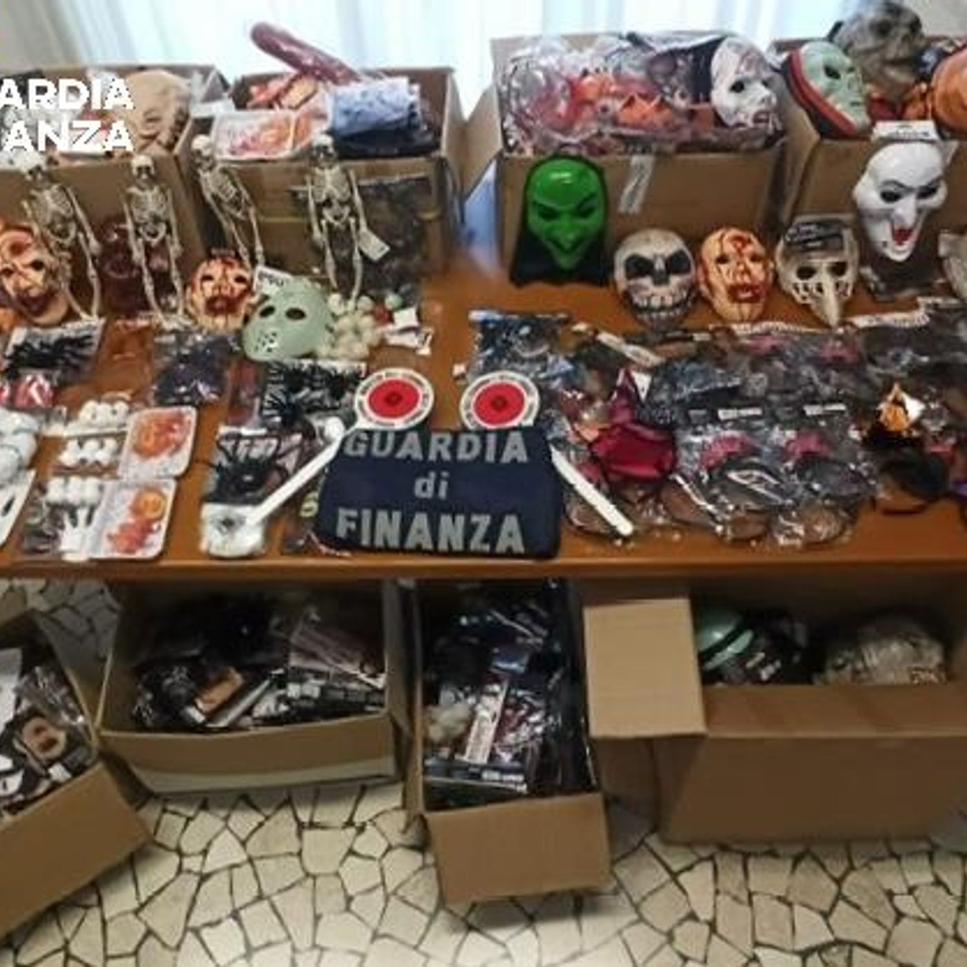 Halloween, sequestrati dalla finanza 13 mila prodotti non sicuri. Sanzioni per 87 mila euro