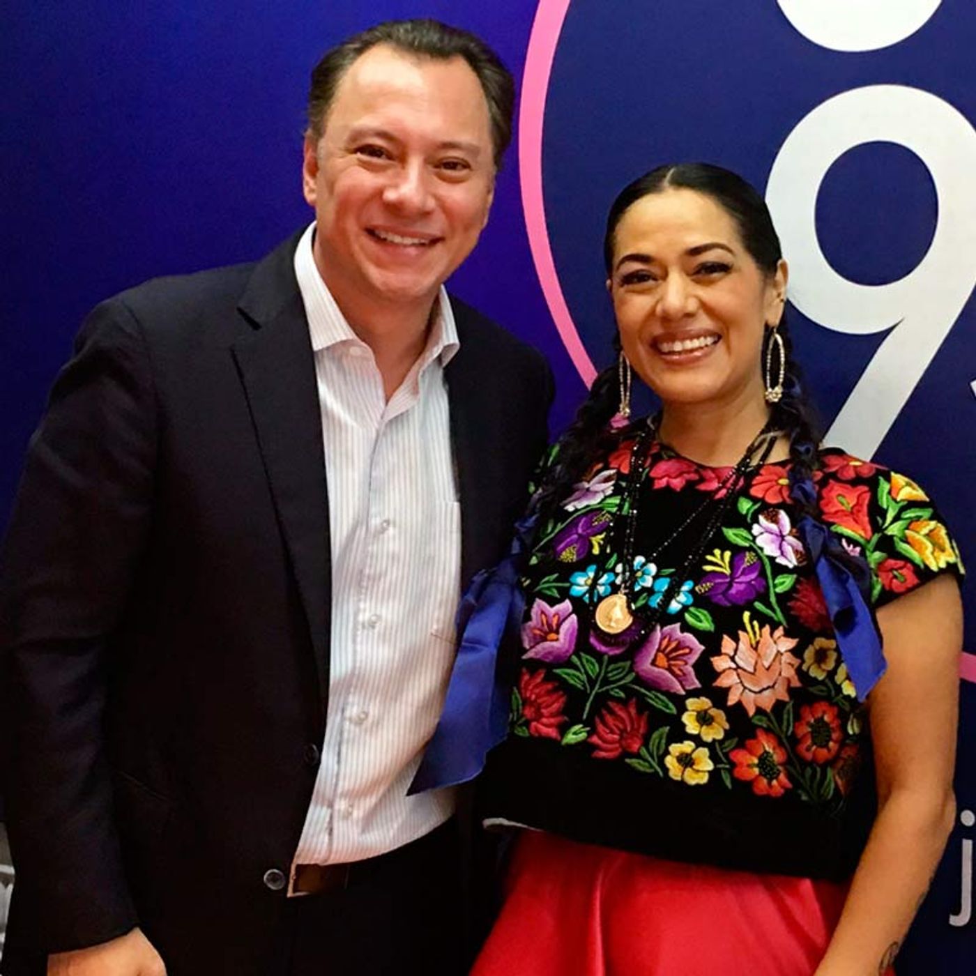 Esfera:Lila Downs en Hoy con Mariano