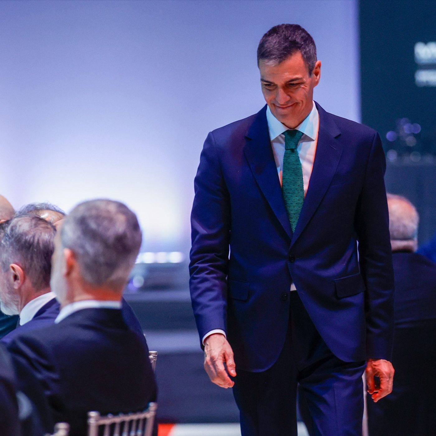 El editorial de Carlos Cuesta: Sánchez sigue aislando a España, ante el enfado de Trump por su falta de apoyo con Irán