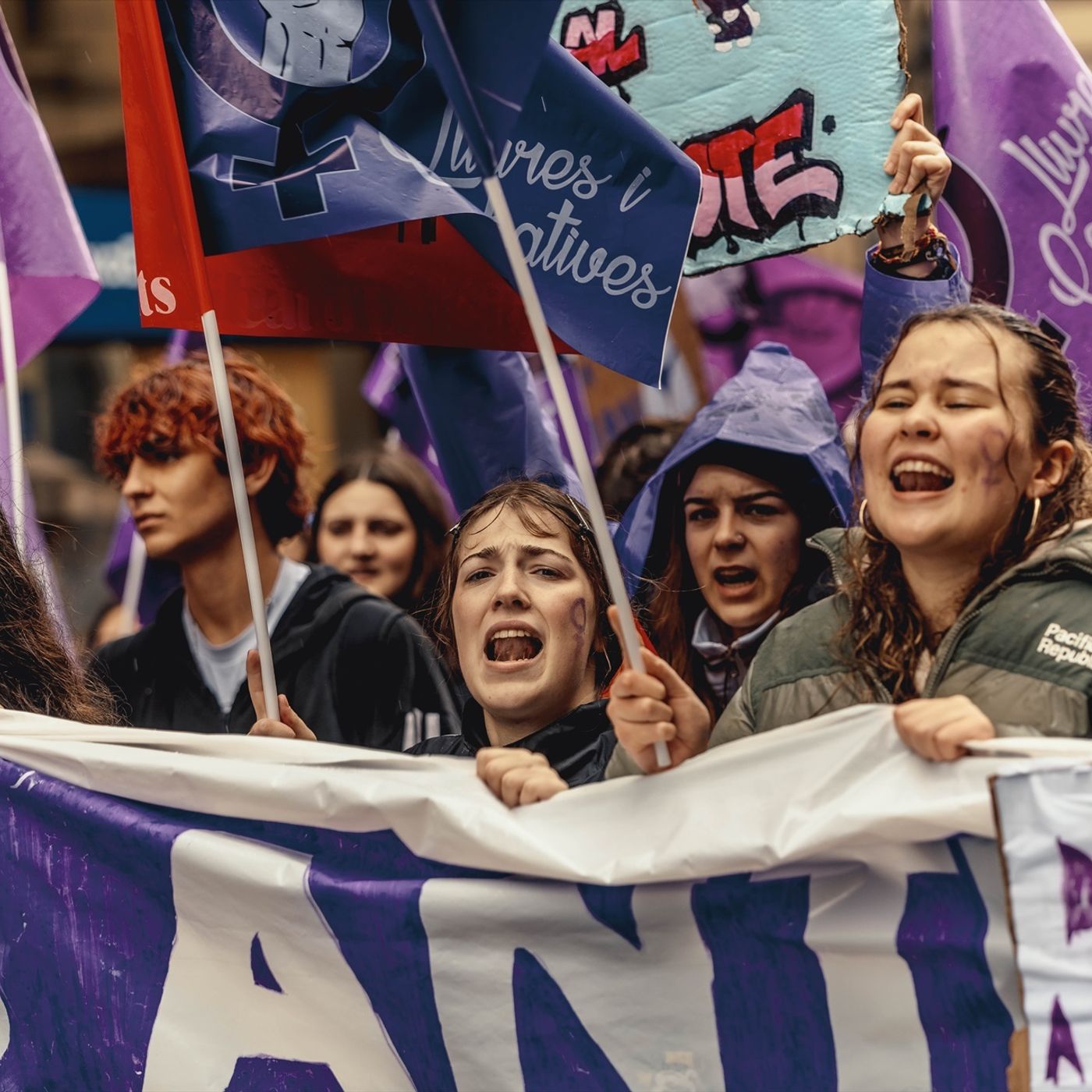 Un feminismo dividido celebra el 8M bajo el lema "No a la Guerra"