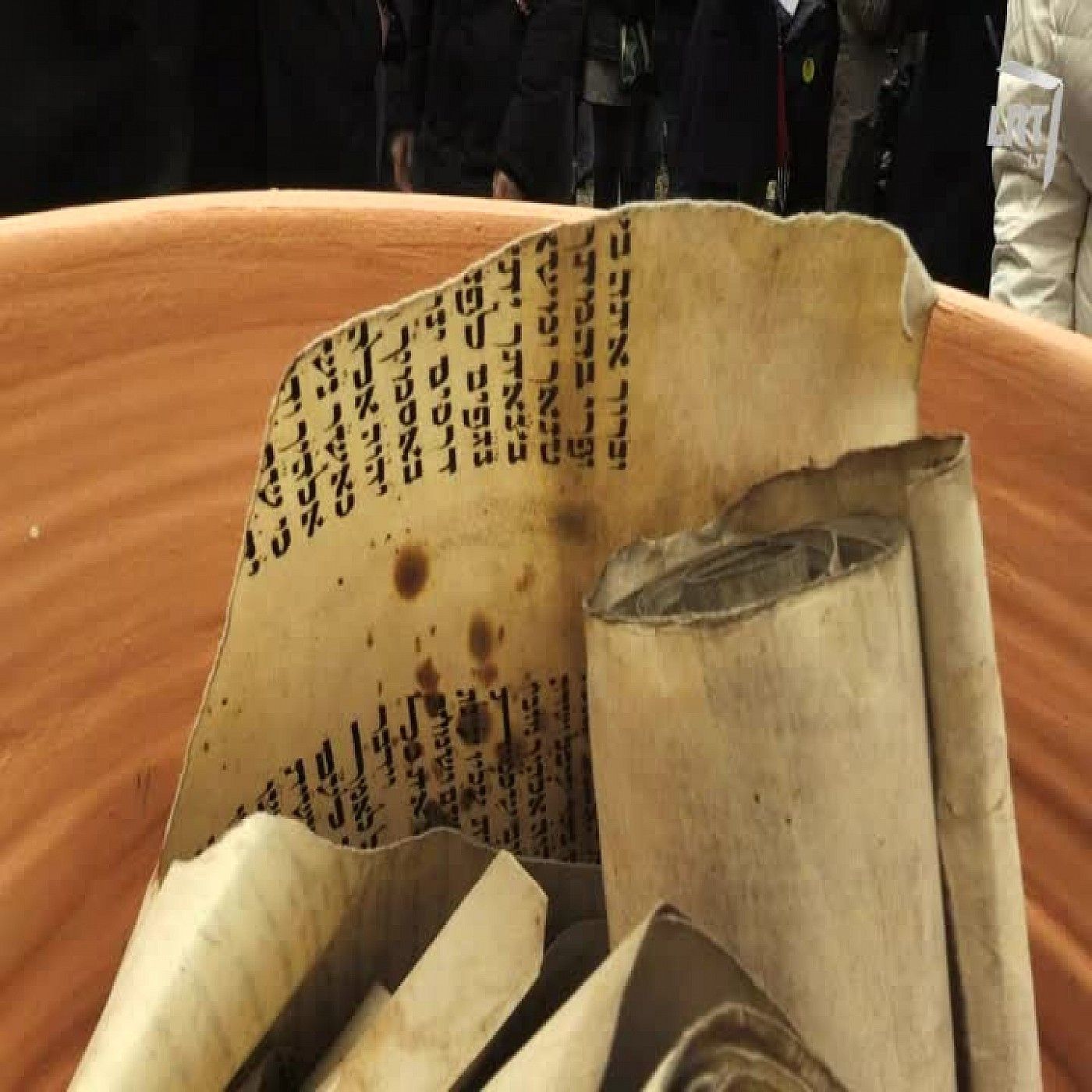 Anapus čia ir dabar