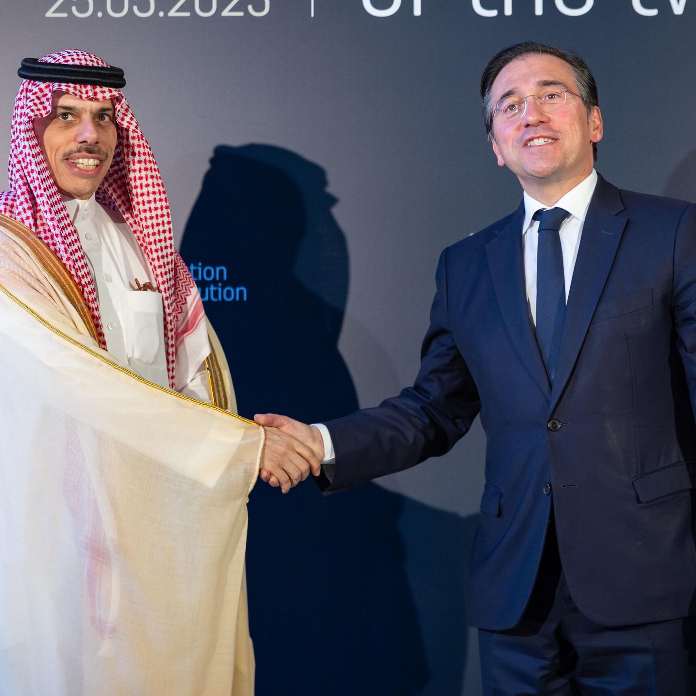 Las Noticias de La Mañana: Sánchez organiza una cumbre contra Israel