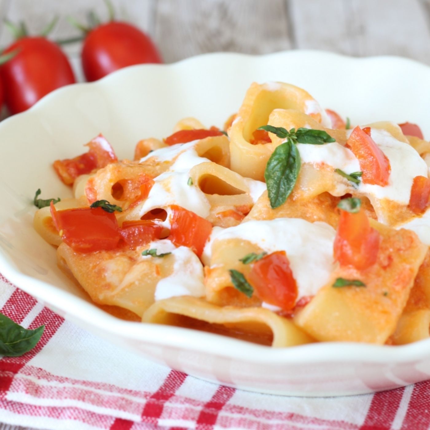 CALAMARATA CON POMODORINI E STRACCIATELLA cremosa e squisita episode artwork