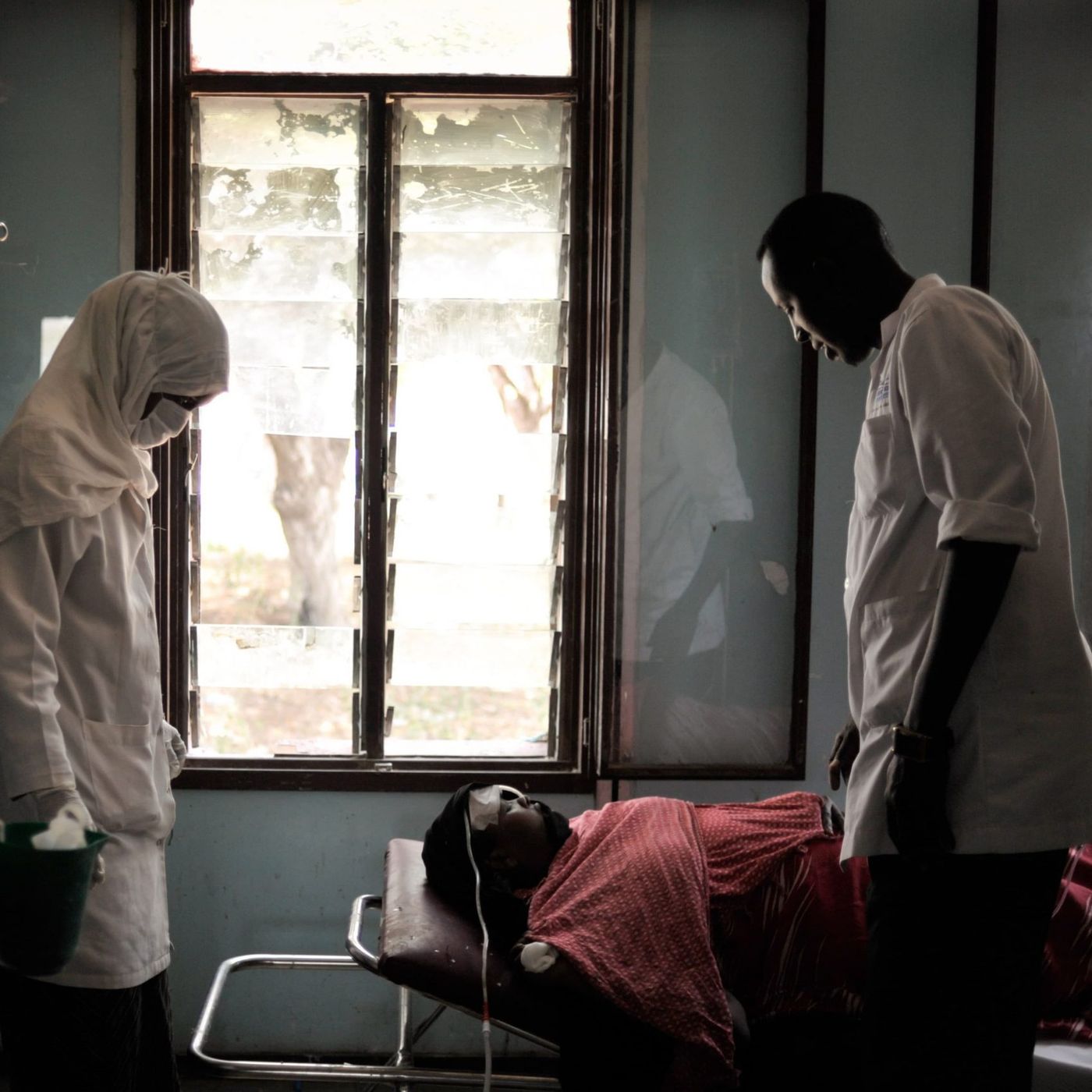 Le Dr Moussa  Konaté, neurologue, explique la maladie de l'homme raide episode artwork