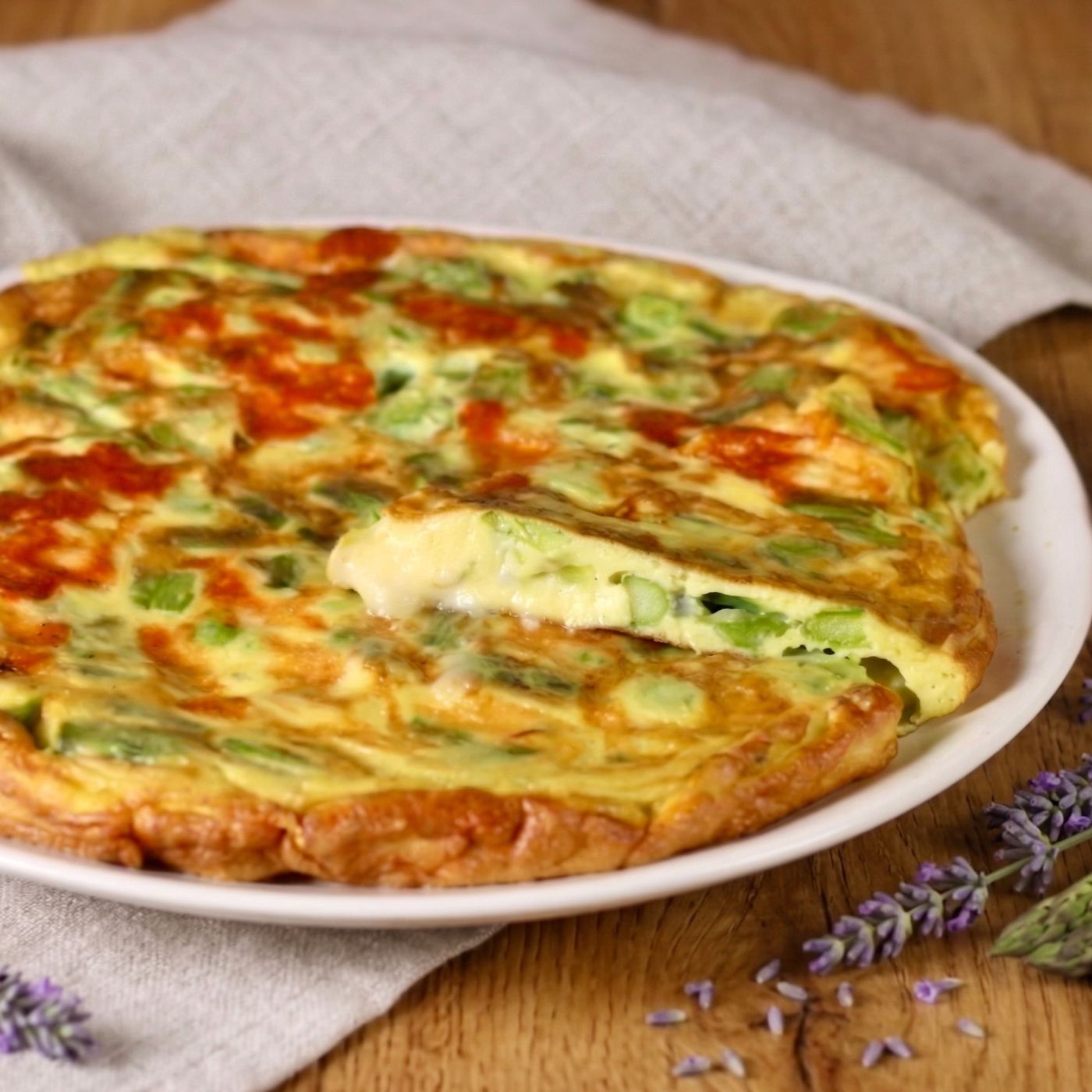Frittata con asparagi e asiago: la ricetta soffice e filante dal gusto primaverile episode artwork