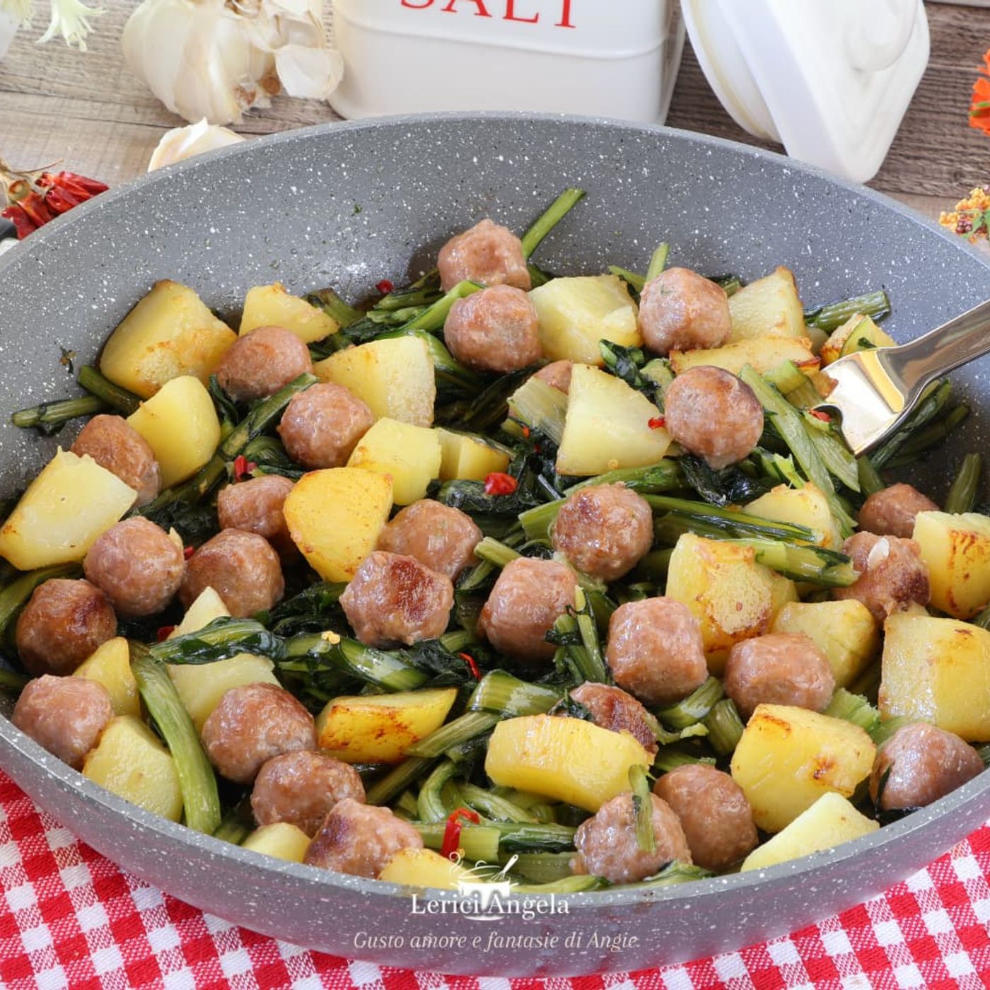 Cicoria Patate e Salsiccia in Padella il Comfort Food Rustico