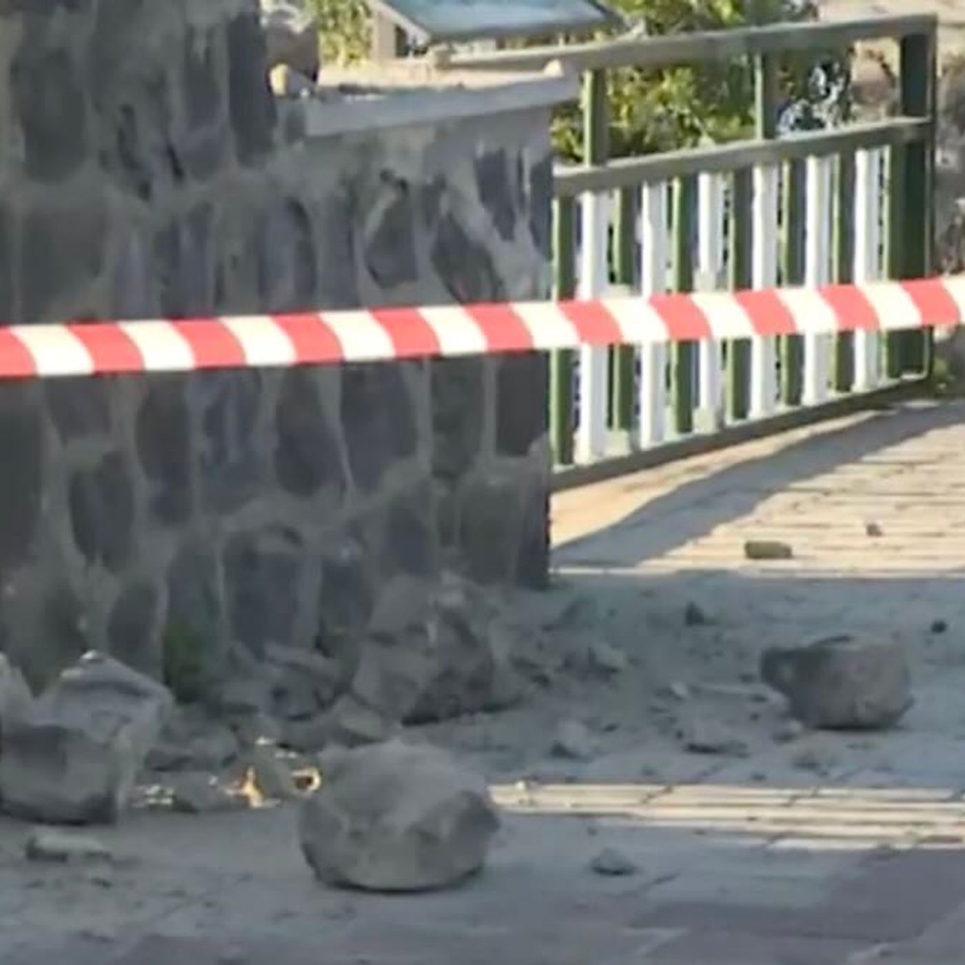 Terremoto Campi Flegrei, crolli a Bacoli: i sindaci chiudono le scuole e attivano i controlli episode artwork